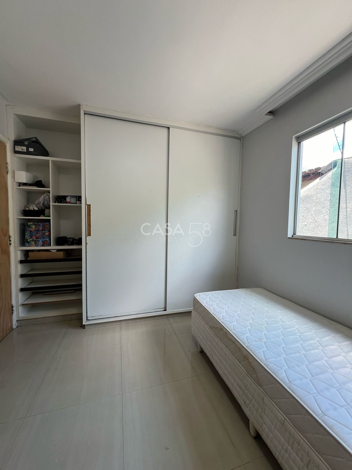 Casa à venda com 3 quartos, suíte com closet, piscina e energia solar