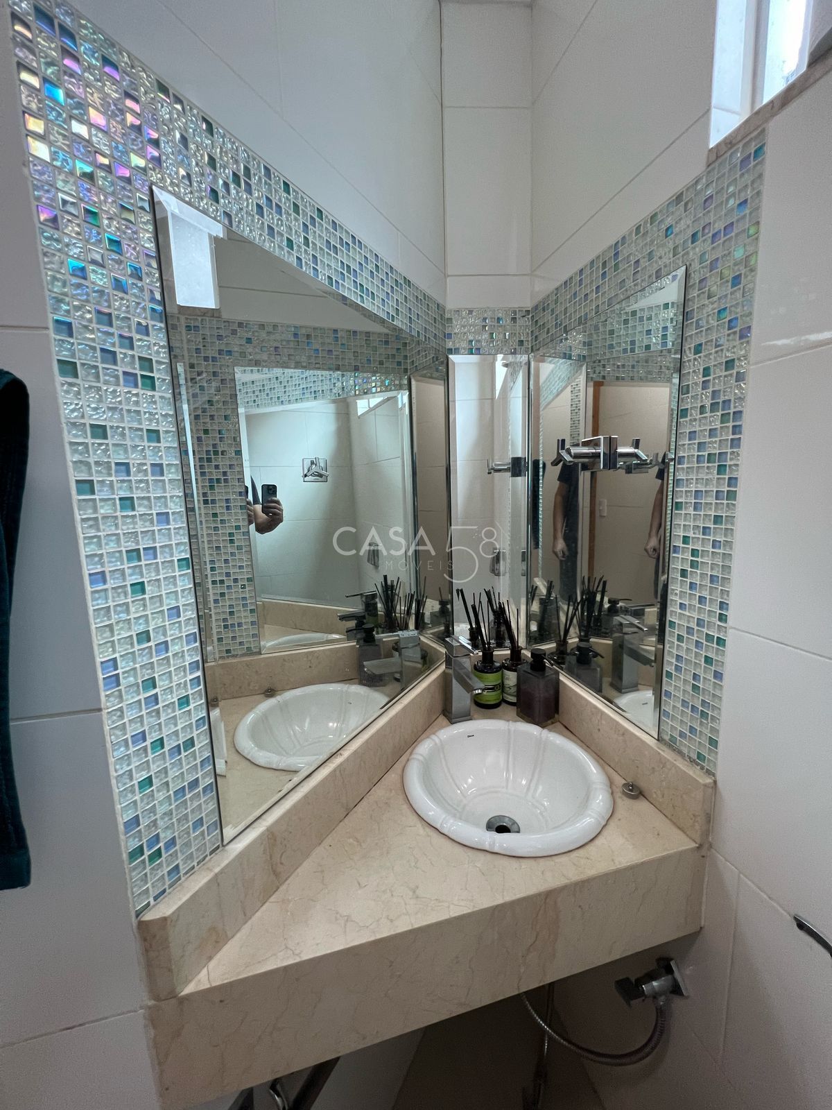 Casa à venda com 3 quartos, suíte com closet, piscina e energia solar