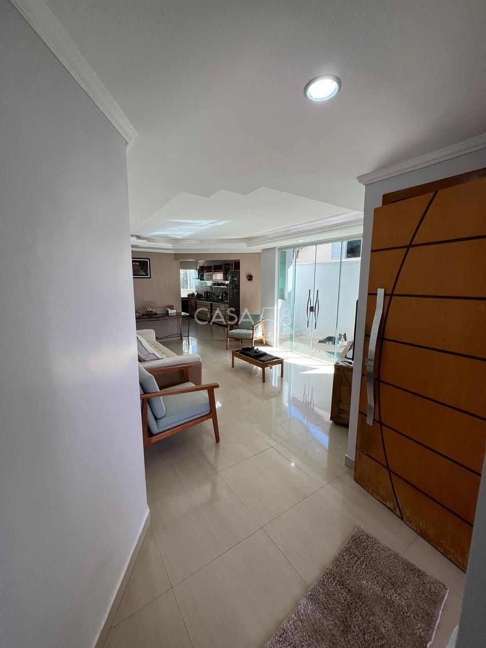 Casa à venda com 3 quartos, suíte com closet, piscina e energia solar