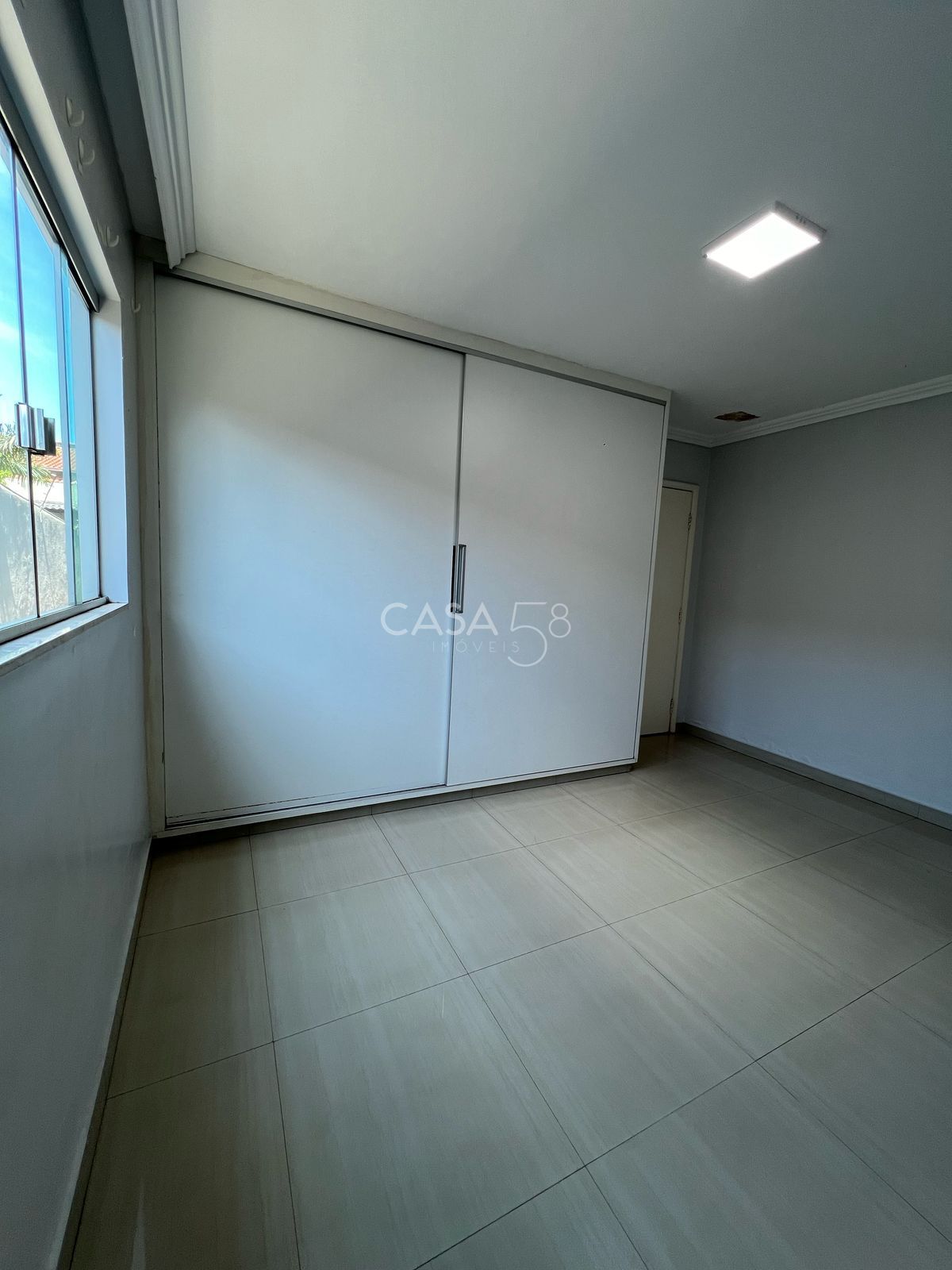 Casa à venda com 3 quartos, suíte com closet, piscina e energia solar