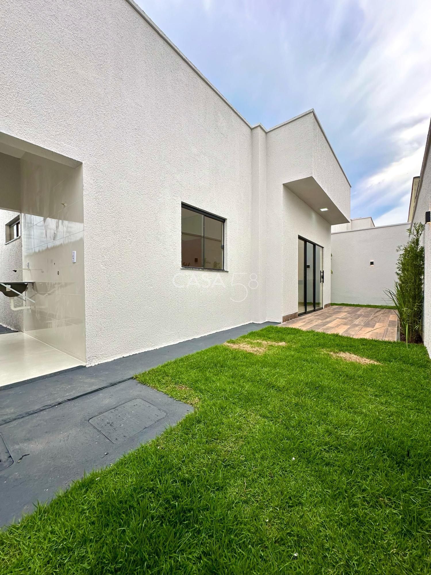 Casa moderna à venda no Residencial Monte Cristo – 3 quartos, suíte, quintal