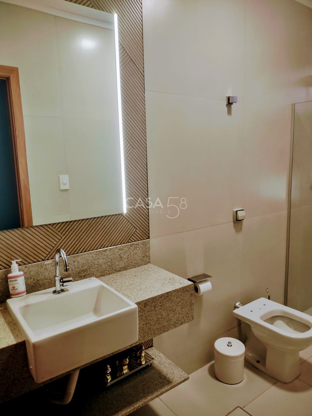 Casa Térrea de Alto Padrão no Setor Bueno – 5 Quartos, 3 Suítes,