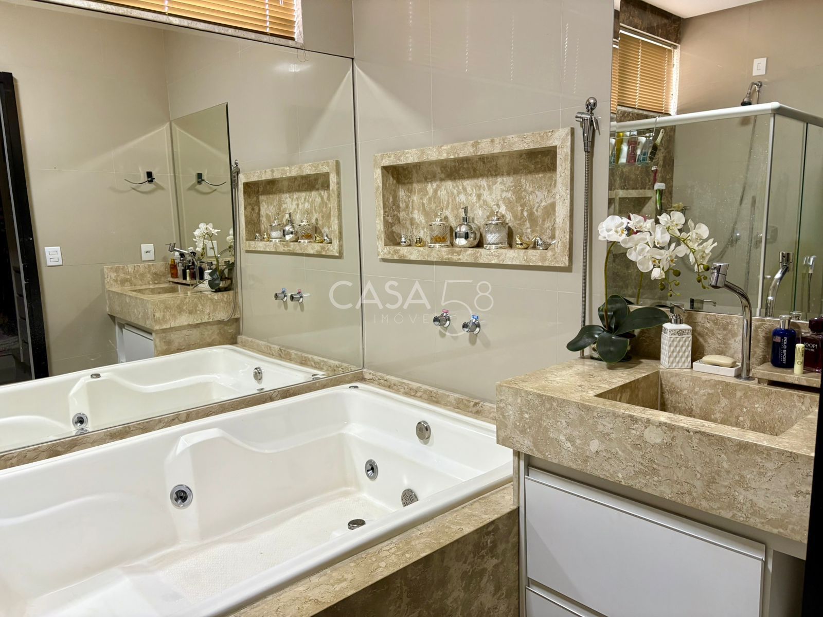 Sobrado Espaçoso no Jardim Atlântico – Alto Padrão e Localização Privilegiada