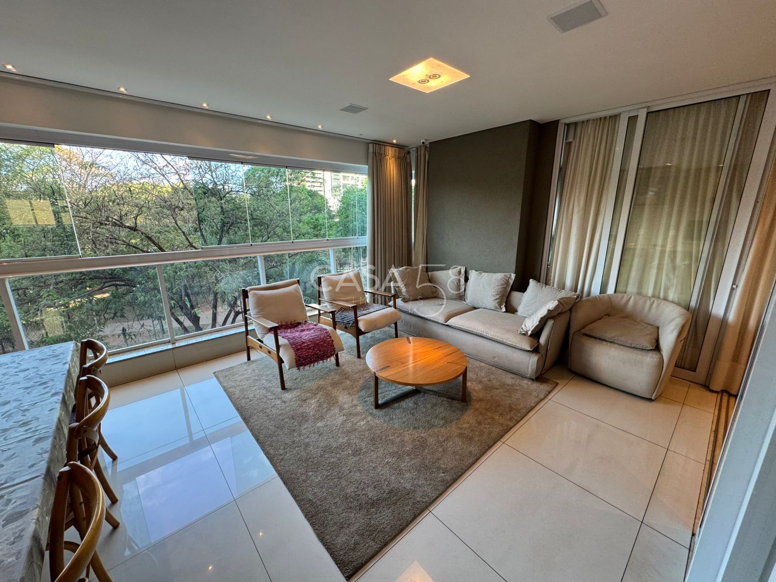 Apartamento Térreo de Alto Padrão à Venda com 4 Suítes, 4 Vagas e 286 m²