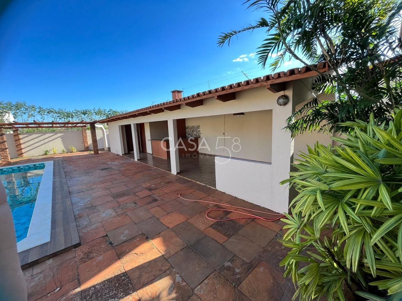 Sobrado de Luxo à Venda no Setor Santa Genoveva. 5 quarto sendo 4 suítes