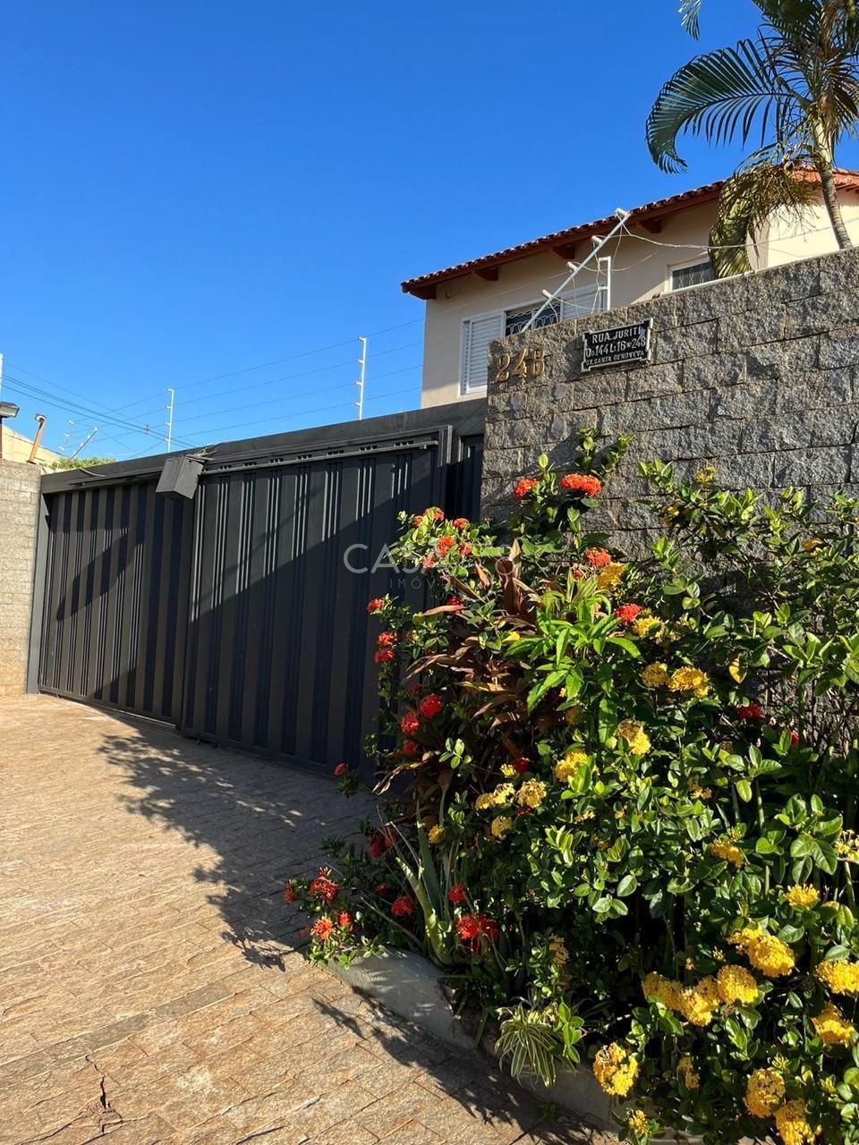 Sobrado de Luxo à Venda no Setor Santa Genoveva. 5 quarto sendo 4 suítes