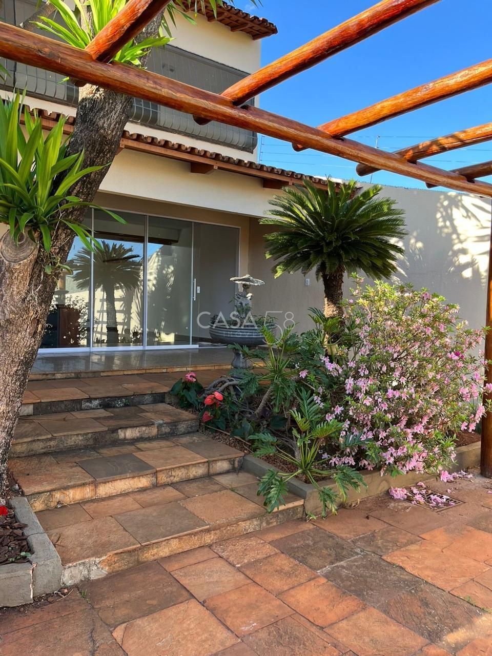 Sobrado de Luxo à Venda no Setor Santa Genoveva. 5 quarto sendo 4 suítes