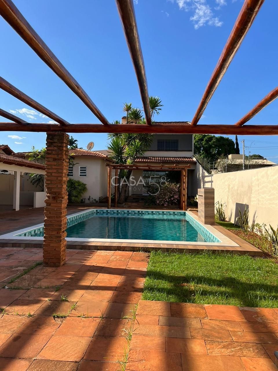 Sobrado de Luxo à Venda no Setor Santa Genoveva. 5 quarto sendo 4 suítes