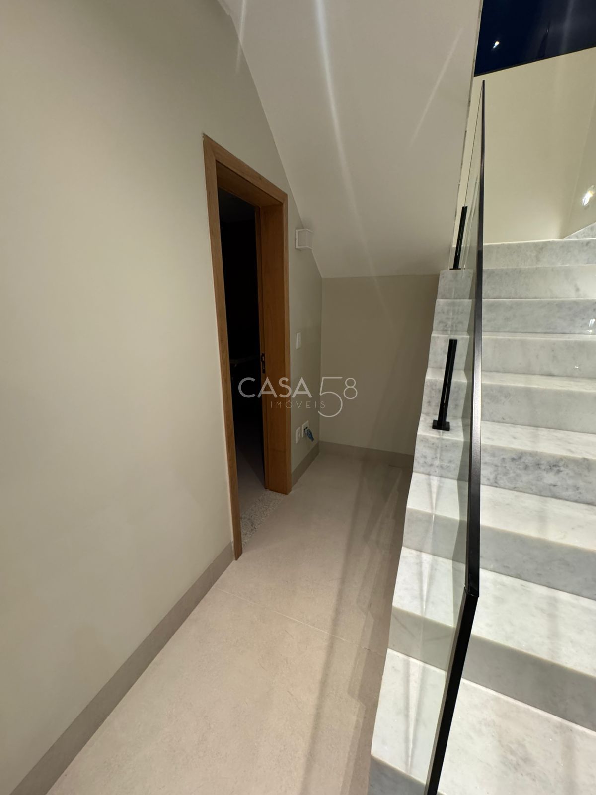 Sobrado à Venda no Jardins Capri – Alto Padrão, 4 Quartos 3 Suítes, Piscina