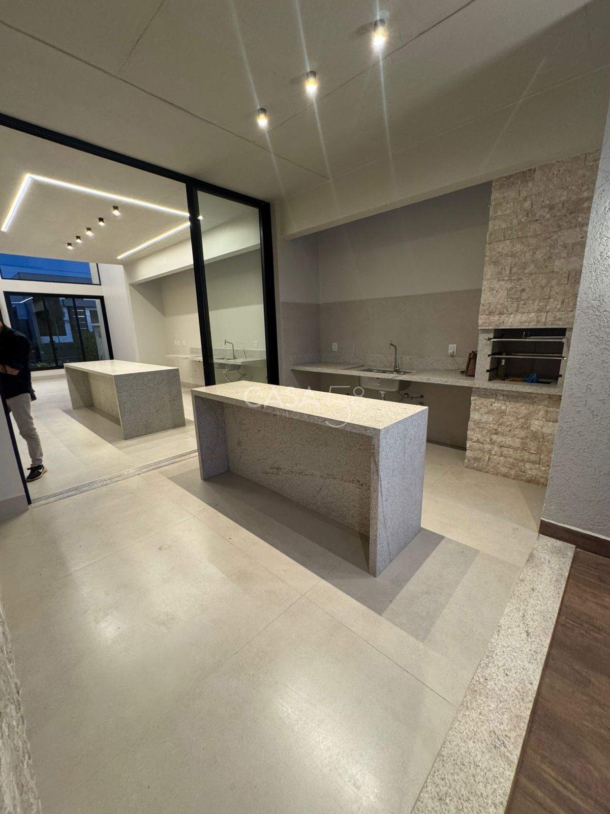 Sobrado à Venda no Jardins Capri – Alto Padrão, 4 Quartos 3 Suítes, Piscina