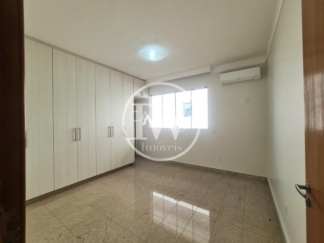 Sobrado à venda, 4 quartos sendo 4 suites, Jardins Milão, Goiânia, GO