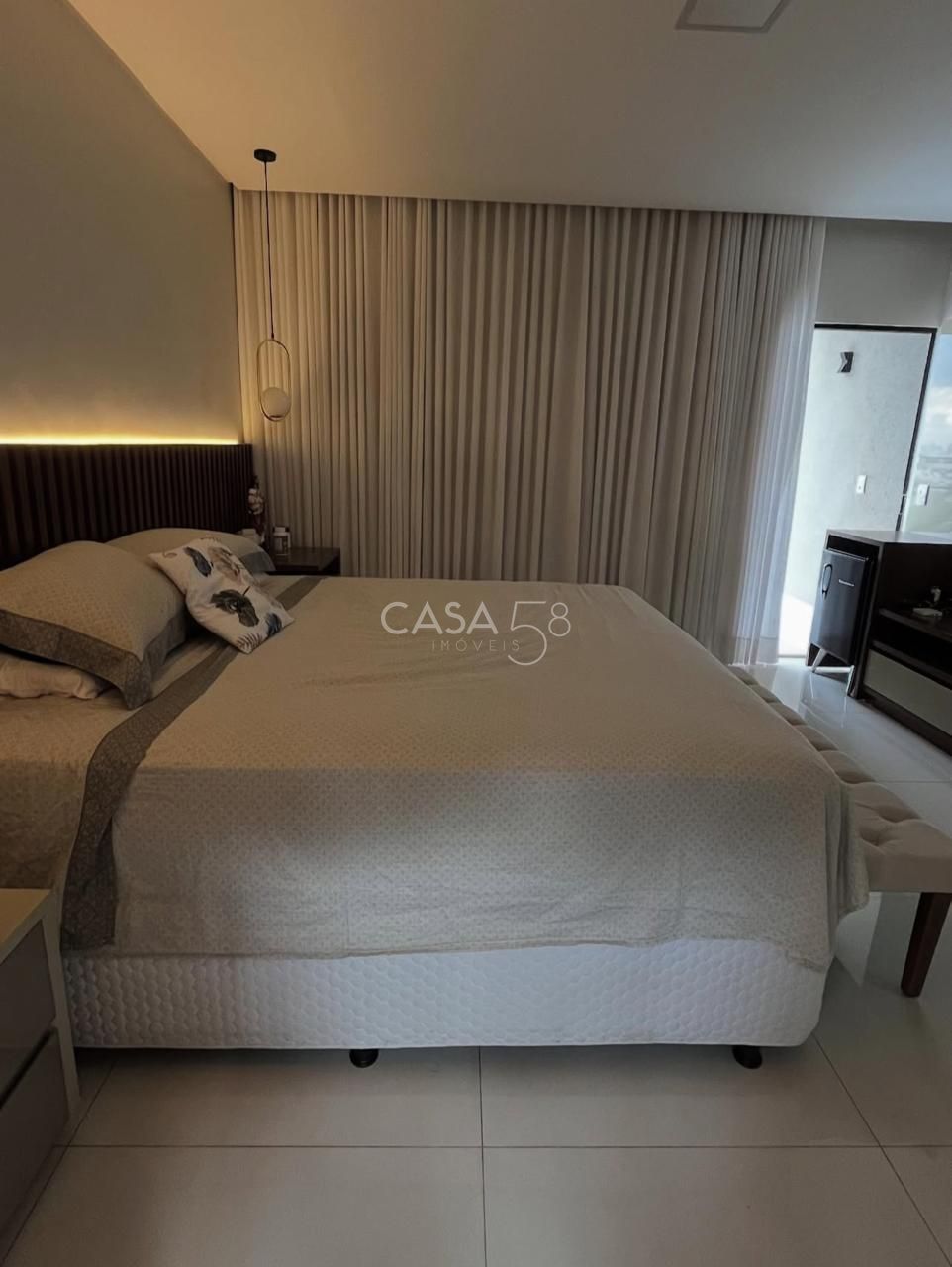 Sobrado de Alto Padrão Semi Mobiliado à Venda com 3 Suítes, Piscina Aquecida