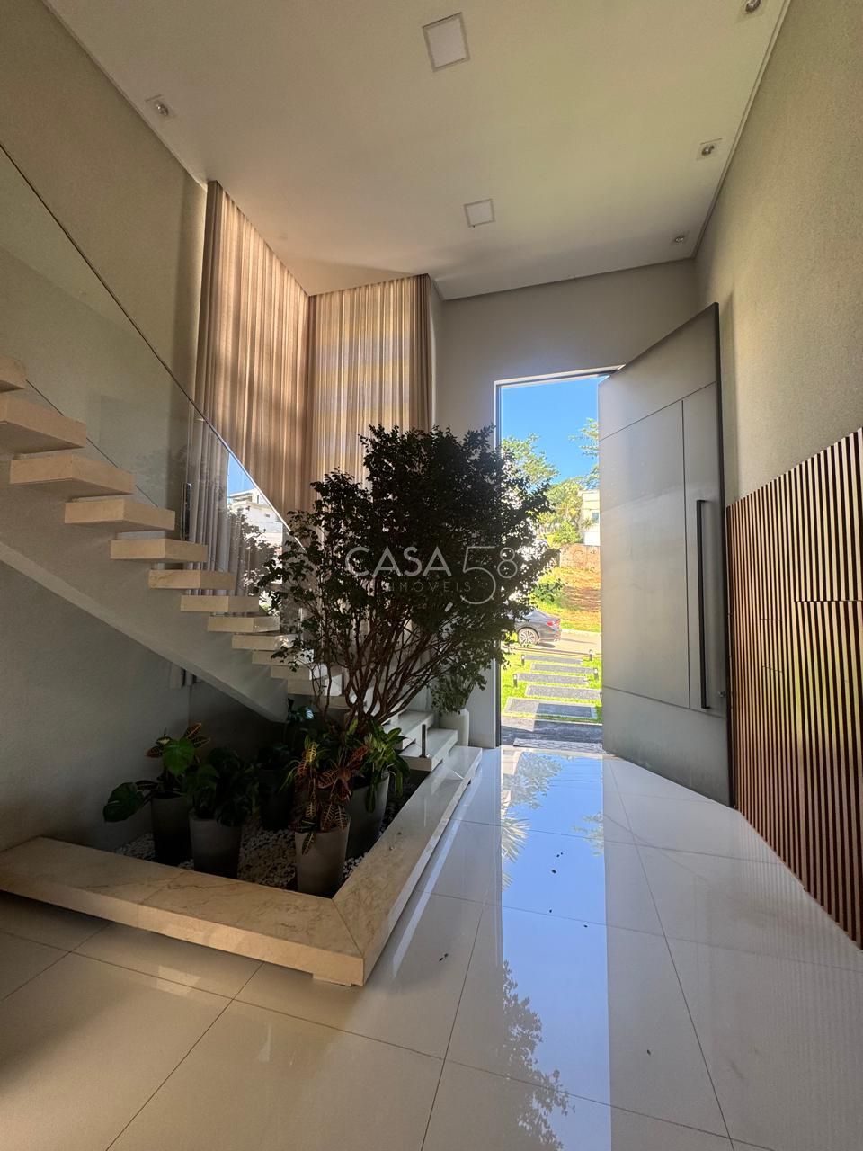 Sobrado de Alto Padrão Semi Mobiliado à Venda com 3 Suítes, Piscina Aquecida