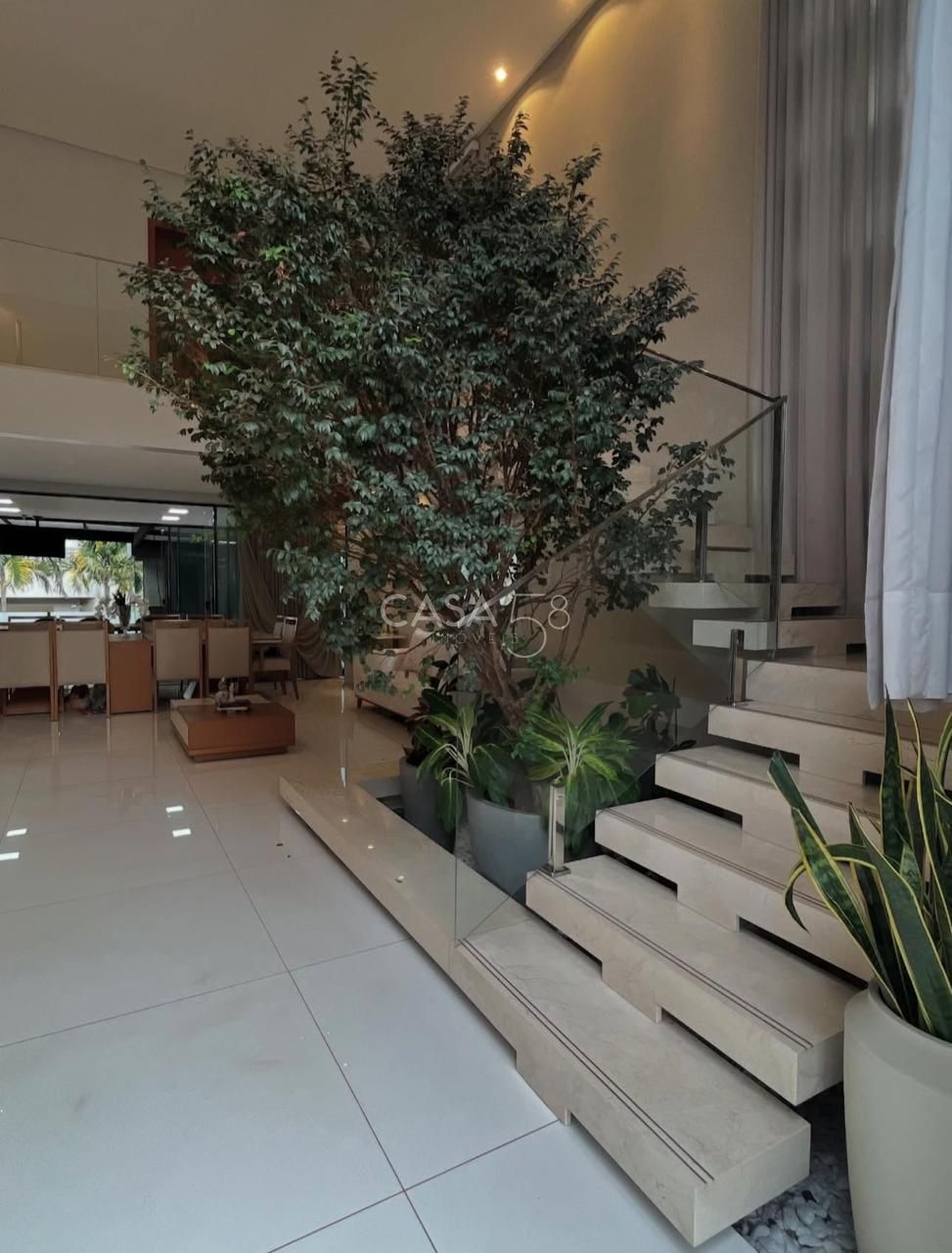 Sobrado de Alto Padrão Semi Mobiliado à Venda com 3 Suítes, Piscina Aquecida