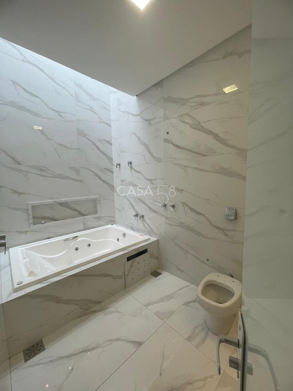 Casa de Alto Padrão com 4 Suítes e 235m², Portal do Sol Garden, Varanda