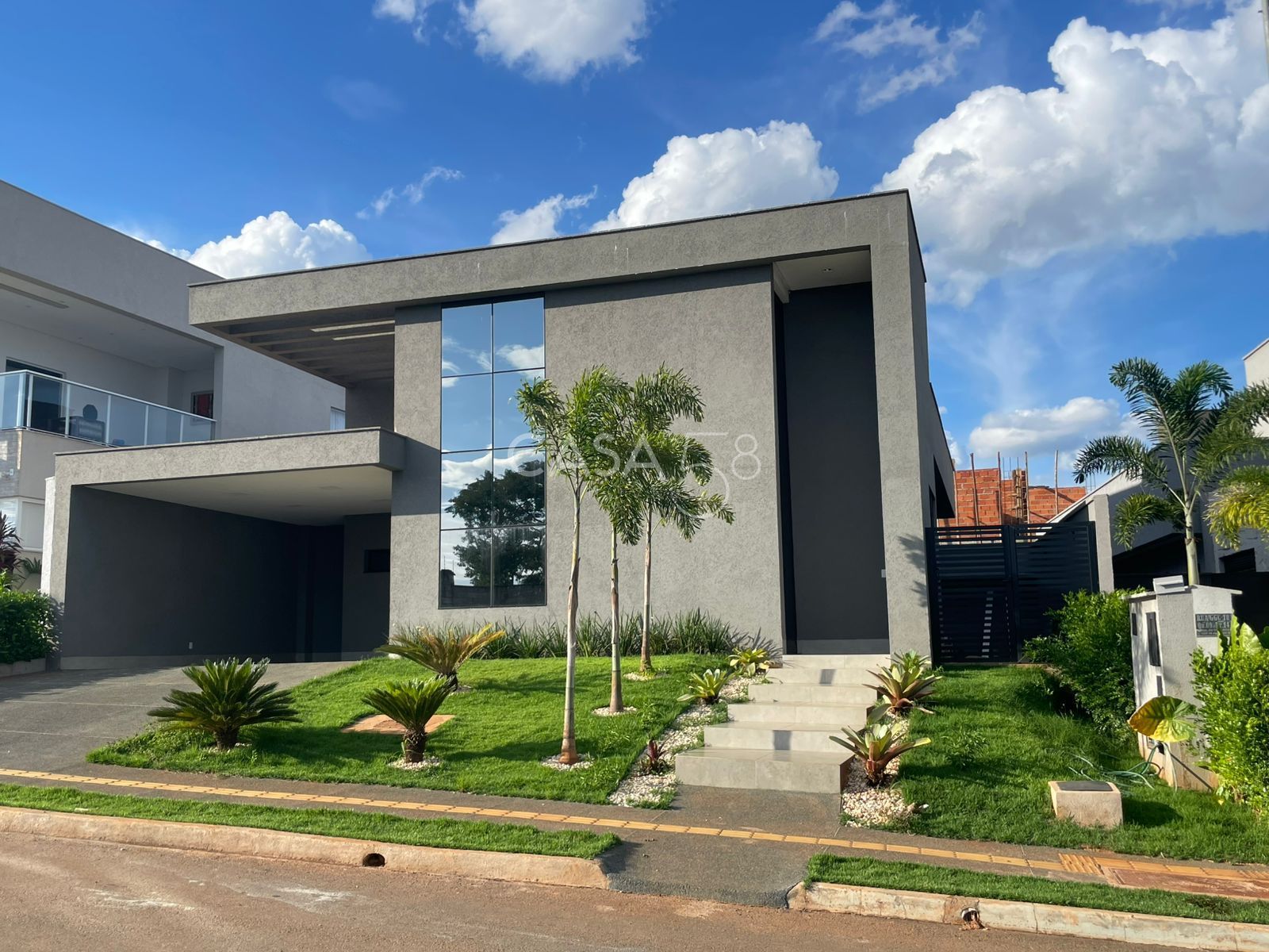 Casa de Alto Padrão com 4 Suítes e 235m², Portal do Sol Garden, Varanda