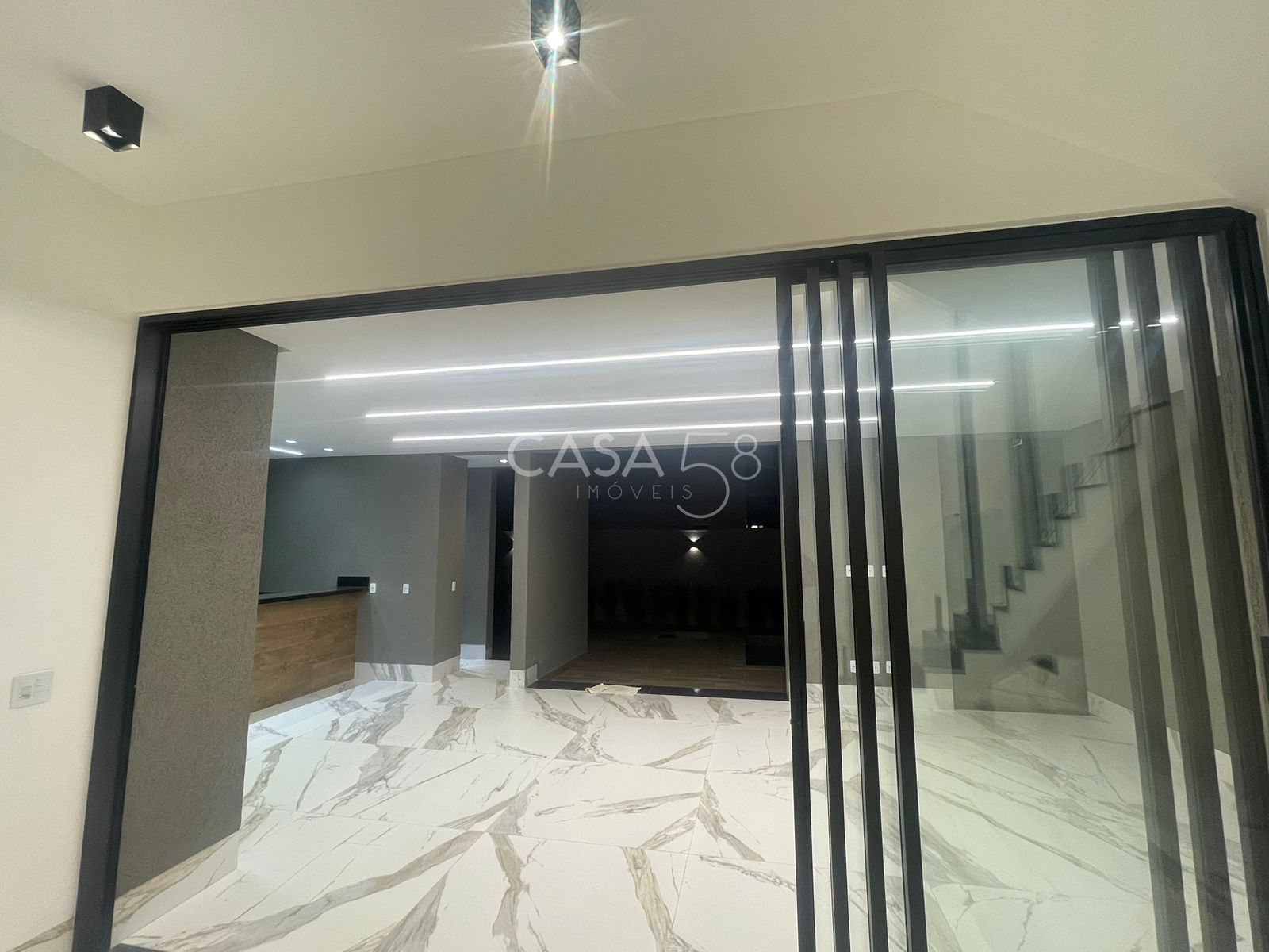 Sobrado de Luxo com 4 Suítes, Office e Lazer Completo - 325m²