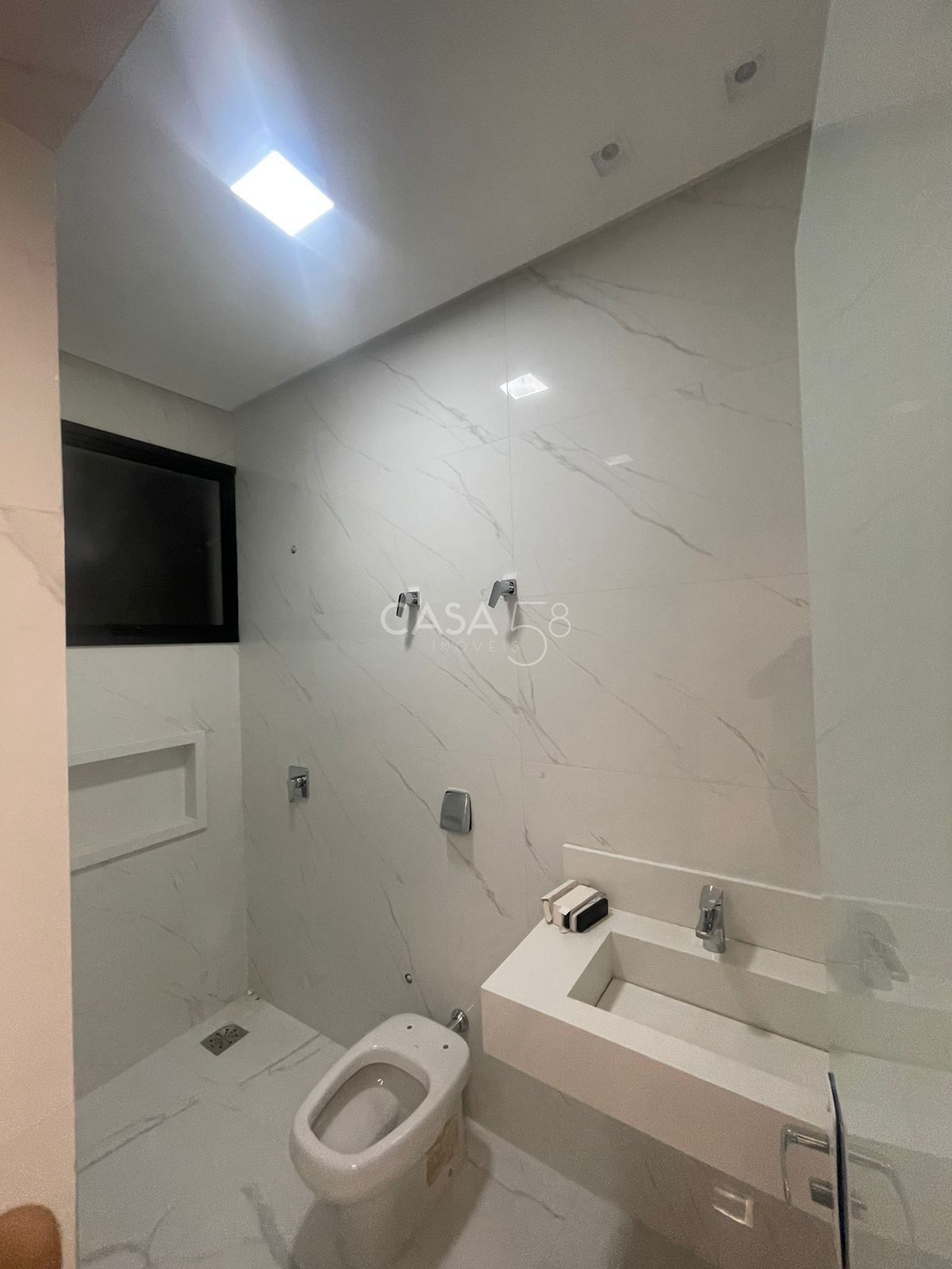 Sobrado de Luxo com 4 Suítes, Office e Lazer Completo - 325m²