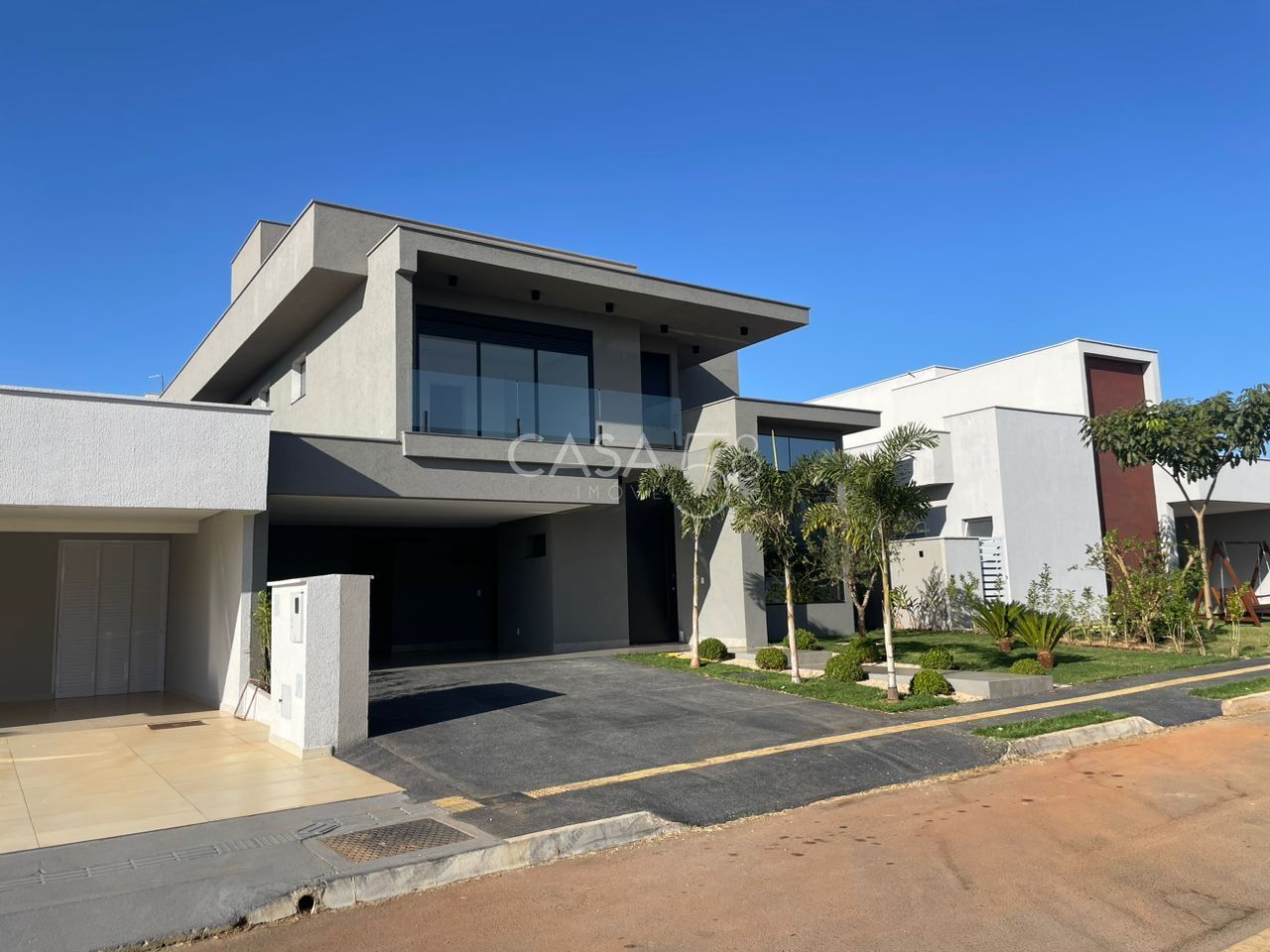 Sobrado de Luxo com 4 Suítes, Office e Lazer Completo - 325m²