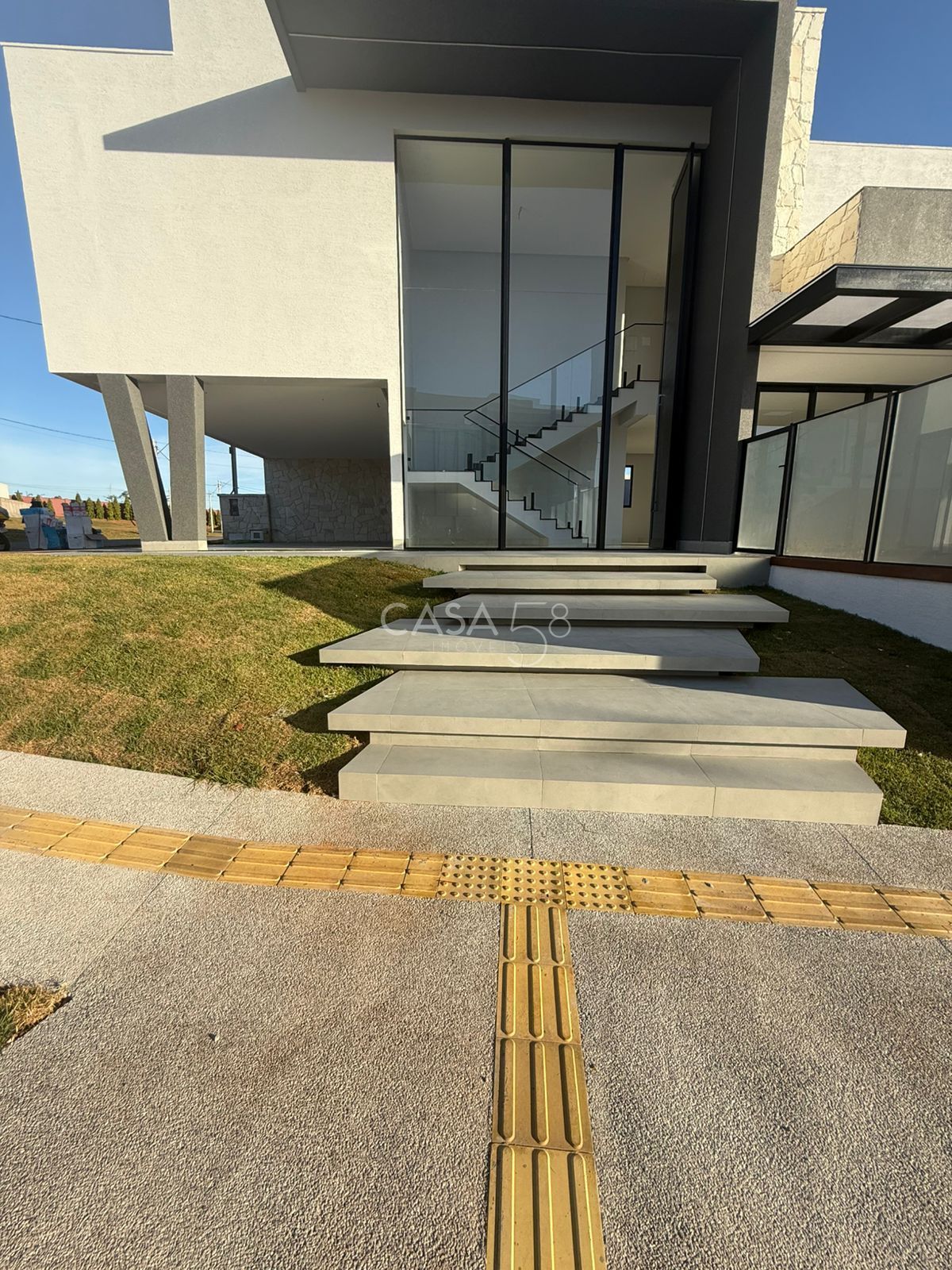 Sobrado de Esquina no Jardins Capri | Novo | 4 Quartos (3 Suítes) | Piscina