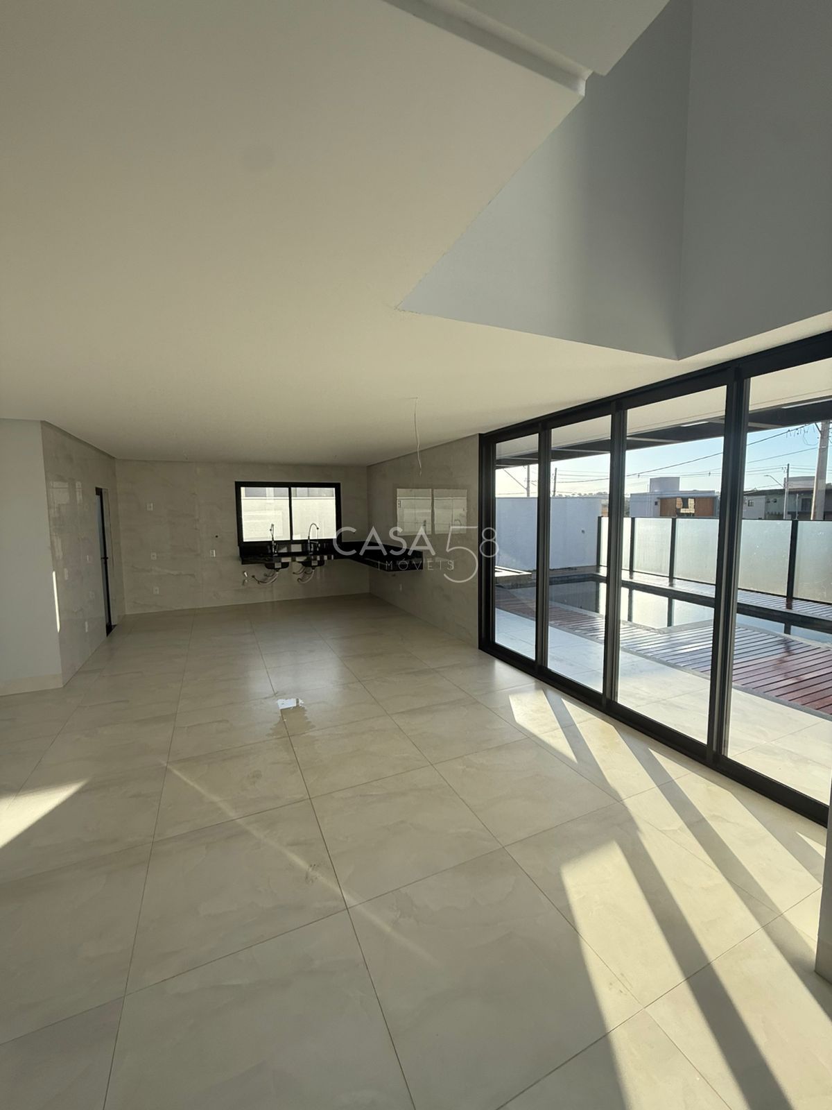 Sobrado de Esquina no Jardins Capri | Novo | 4 Quartos (3 Suítes) | Piscina