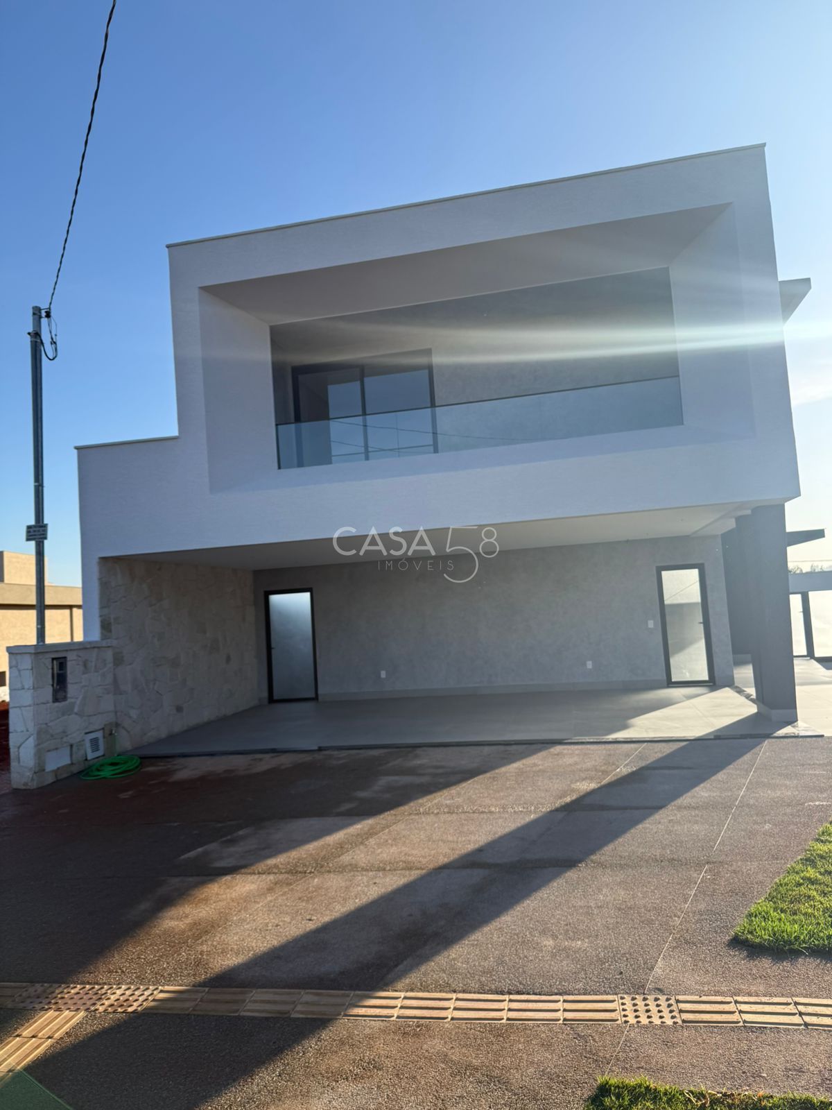 Sobrado de Esquina no Jardins Capri | Novo | 4 Quartos (3 Suítes) | Piscina