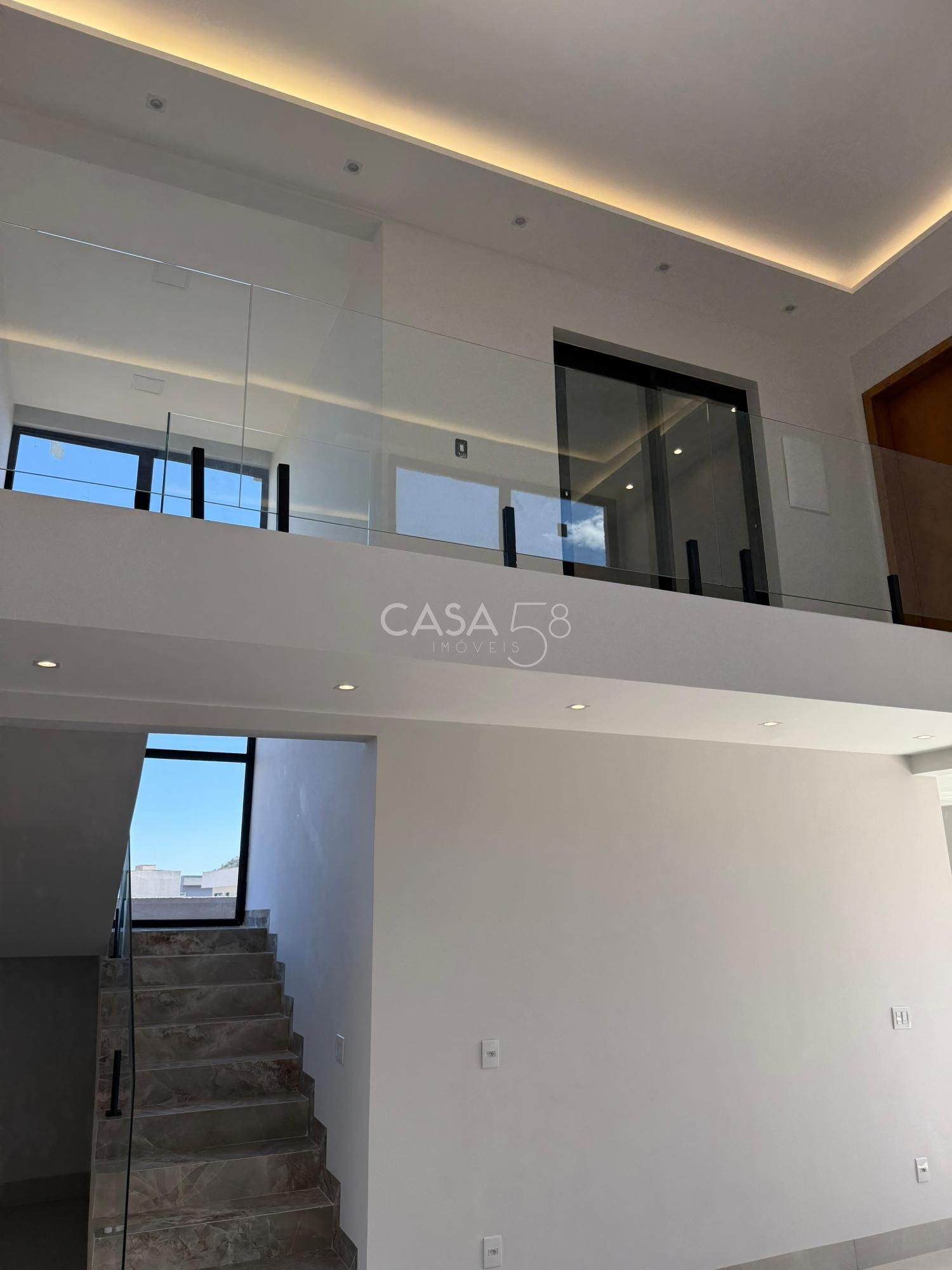 Sobrado no Jardins Porto – 4 Suítes, Frente para Reserva e Vista Permanente