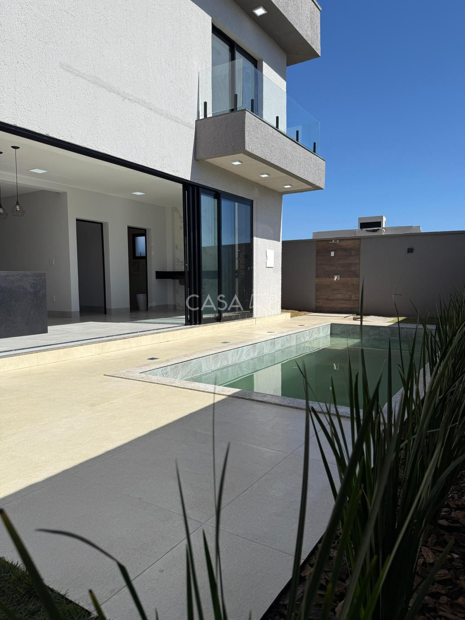 Sobrado no Jardins Porto – 4 Suítes, Frente para Reserva e Vista Permanente