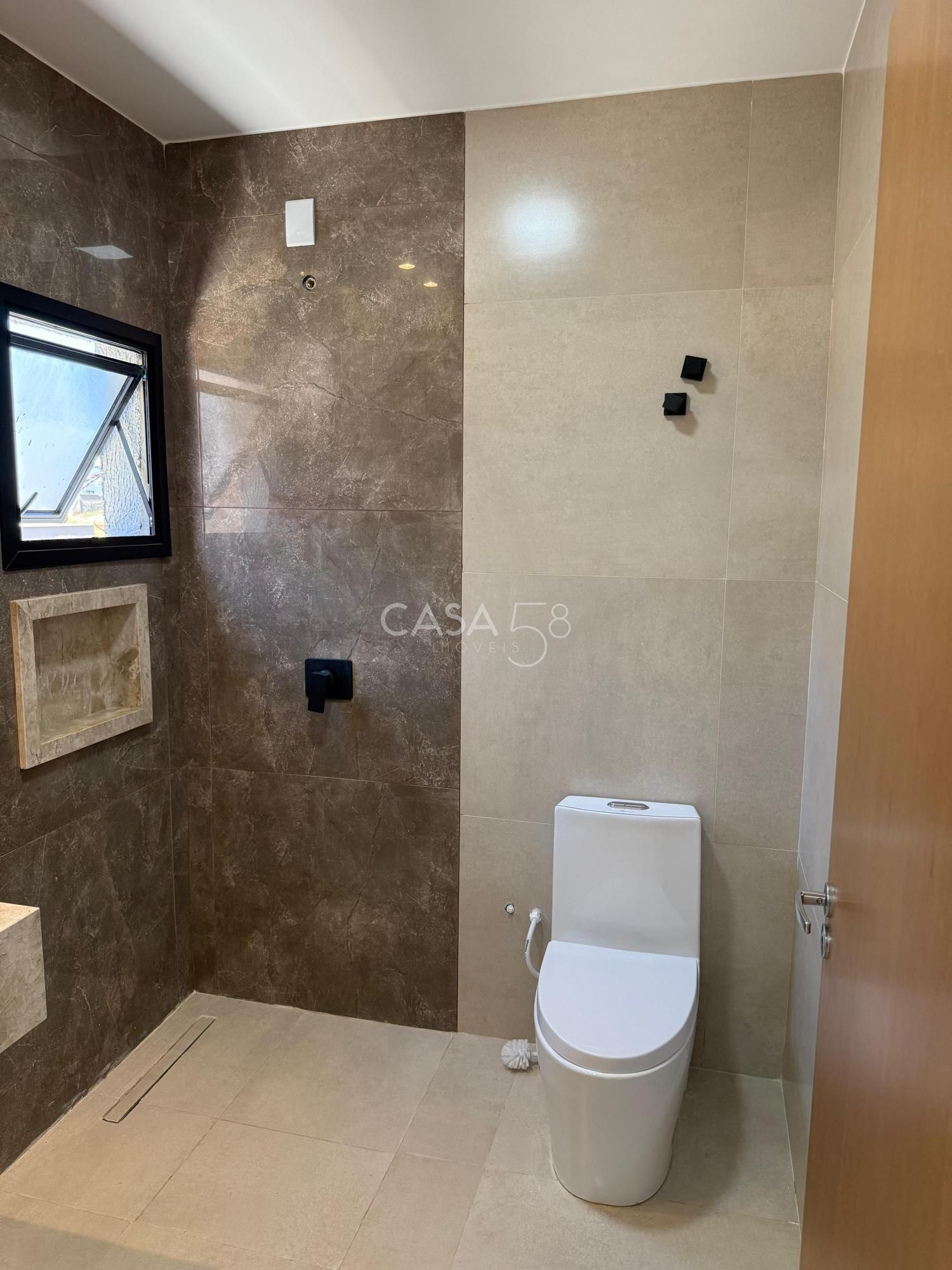 Sobrado no Jardins Porto – 4 Suítes, Frente para Reserva e Vista Permanente