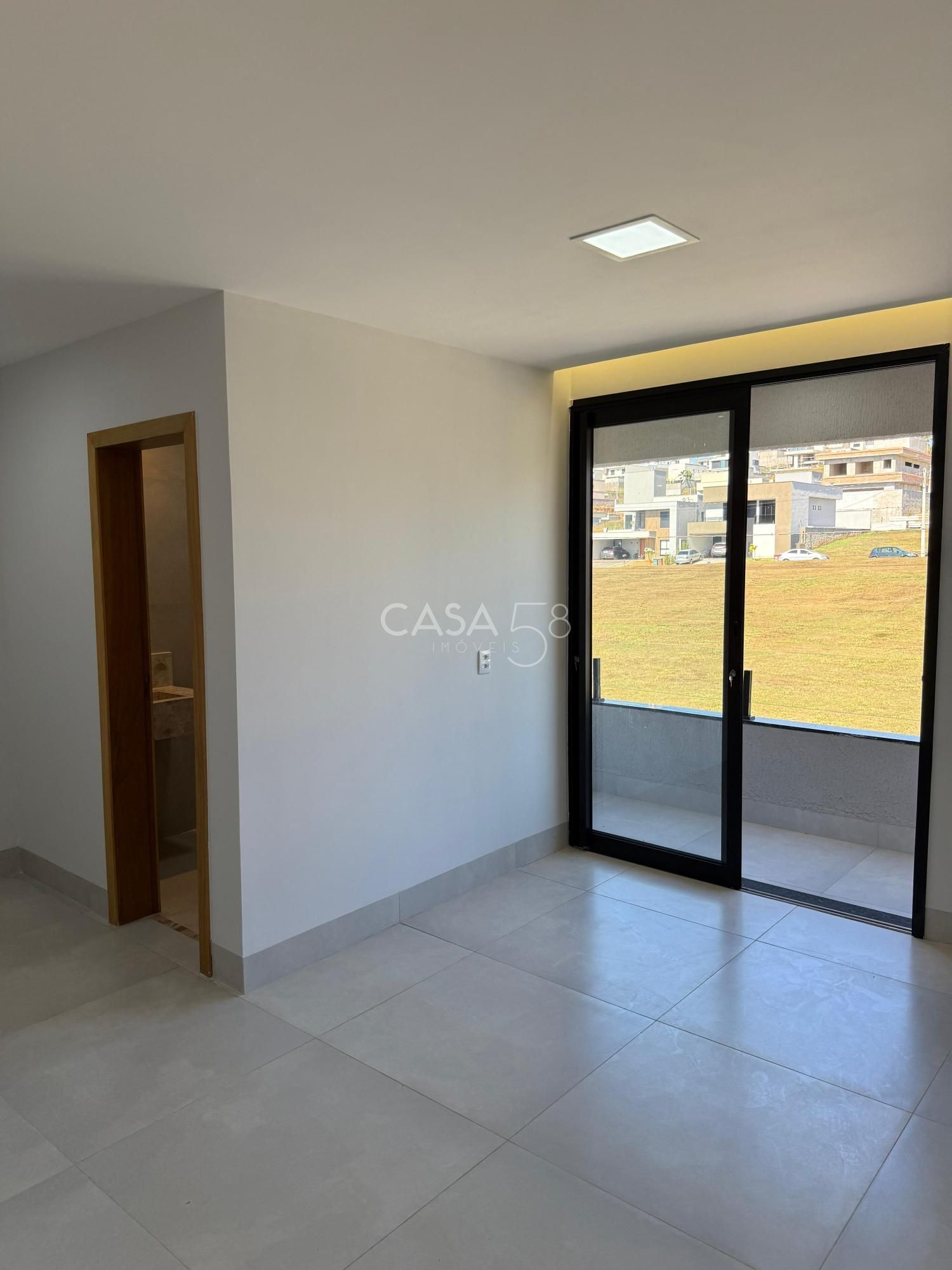 Sobrado no Jardins Porto – 4 Suítes, Frente para Reserva e Vista Permanente