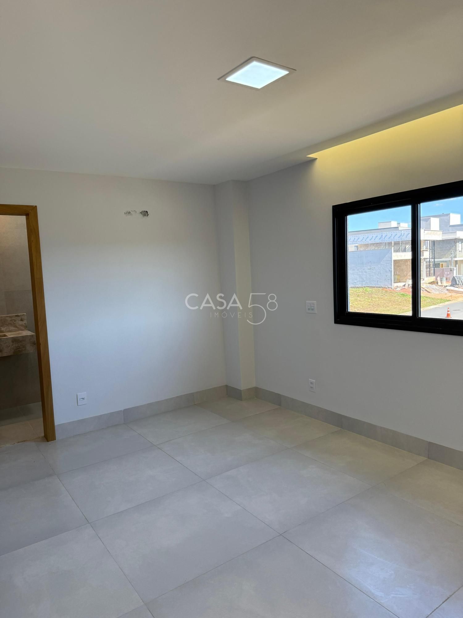 Sobrado no Jardins Porto – 4 Suítes, Frente para Reserva e Vista Permanente