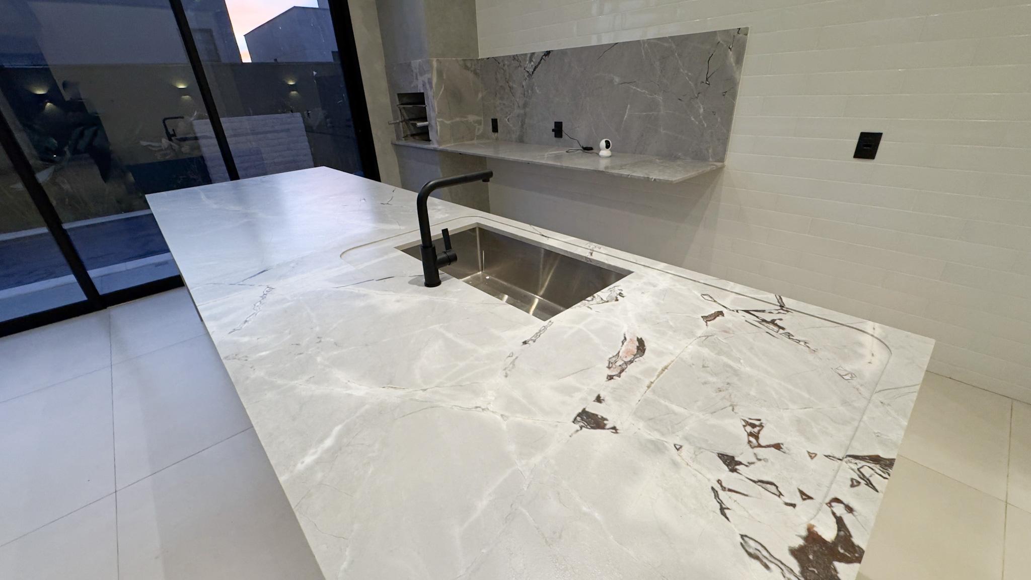 Sobrado de Alto Padrão com 4 Suítes - Condomínio Jardins Capri