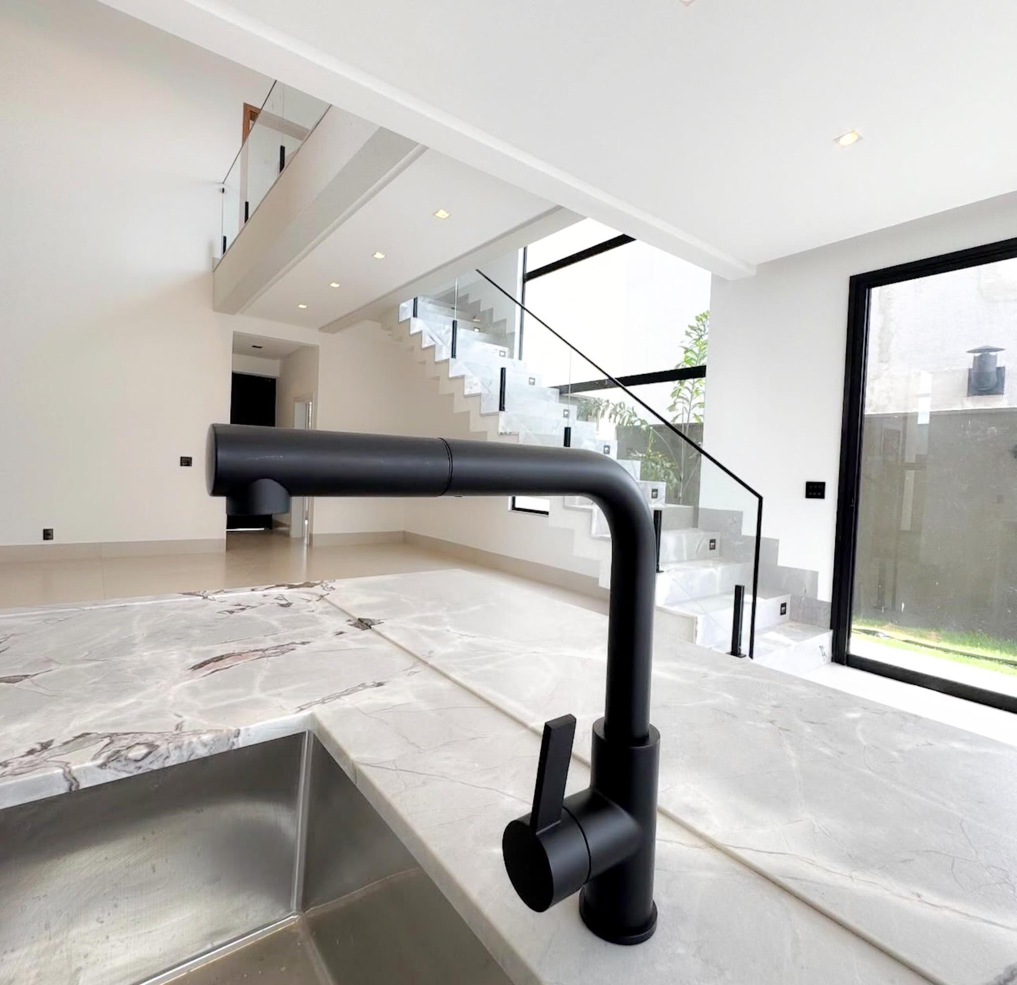 Sobrado de Alto Padrão com 4 Suítes - Condomínio Jardins Capri