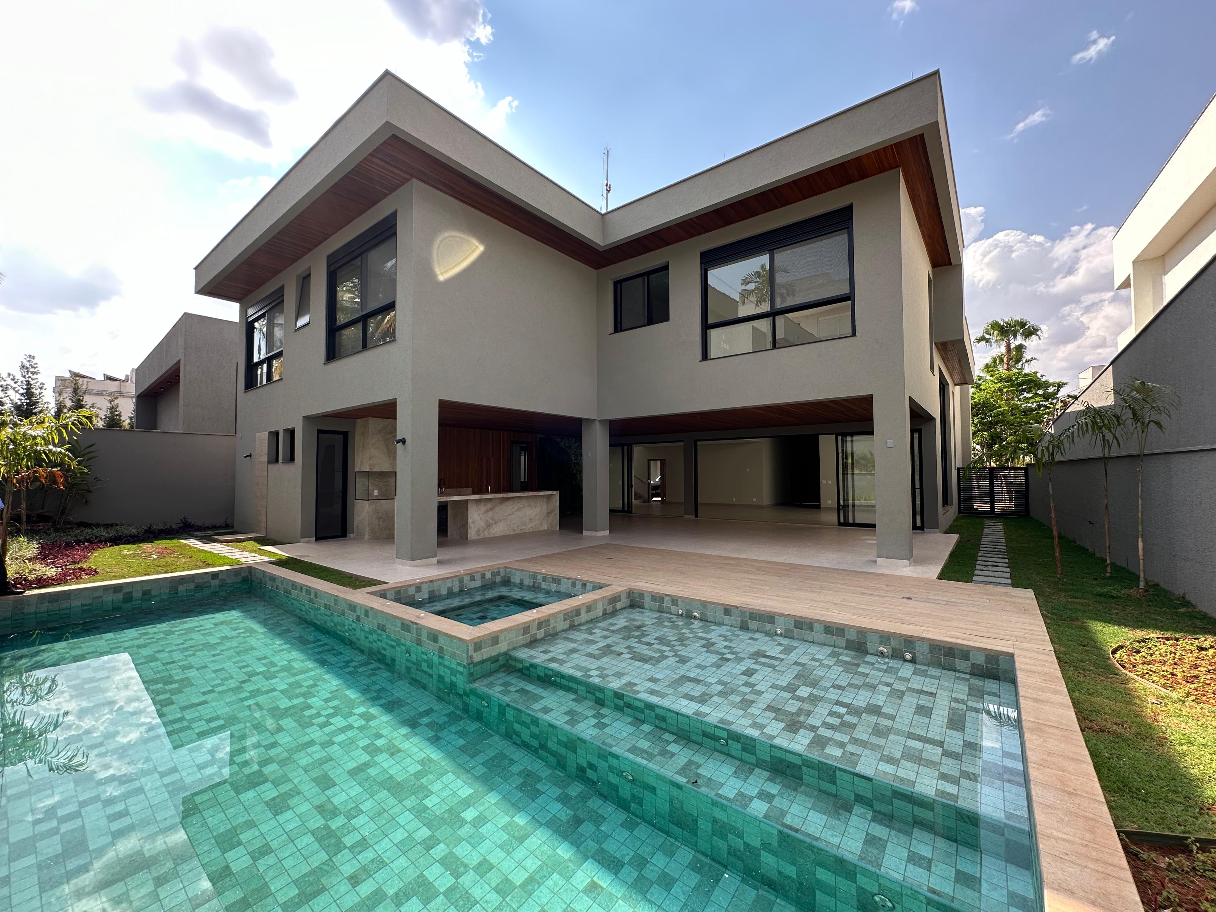 Casa Alto Padrão no Alphaville Flamboyant - 5 Suítes com Piscina