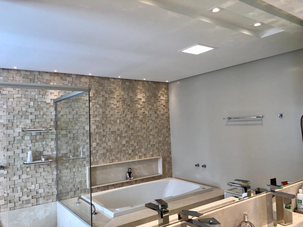 Casa de Alto Luxo no Alphaville Flamboyant - 5 Suítes com Piscina Borda Infinita