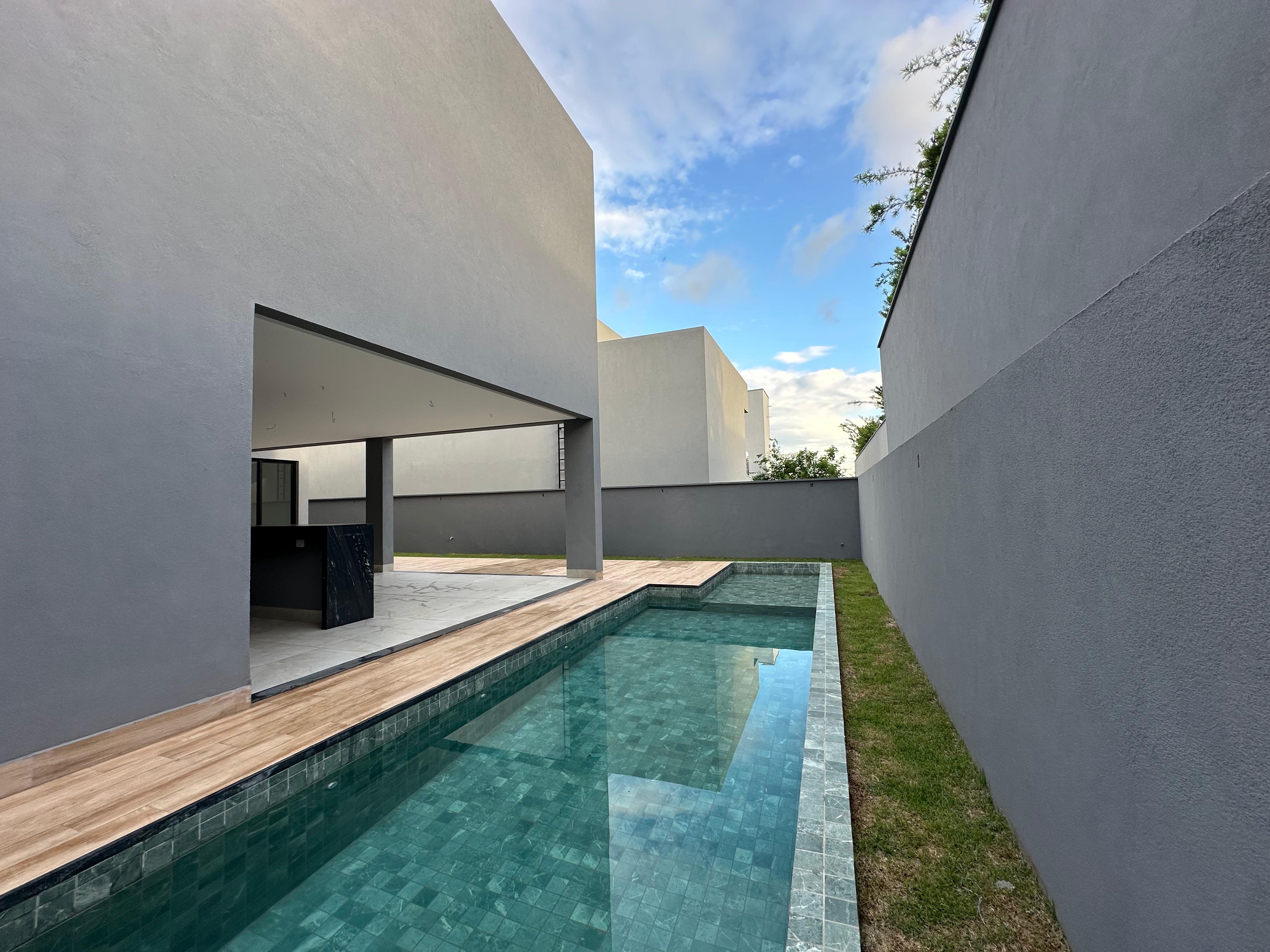Casa à venda no Alphaville Flamboyant / 5 suítes / 4 vagas