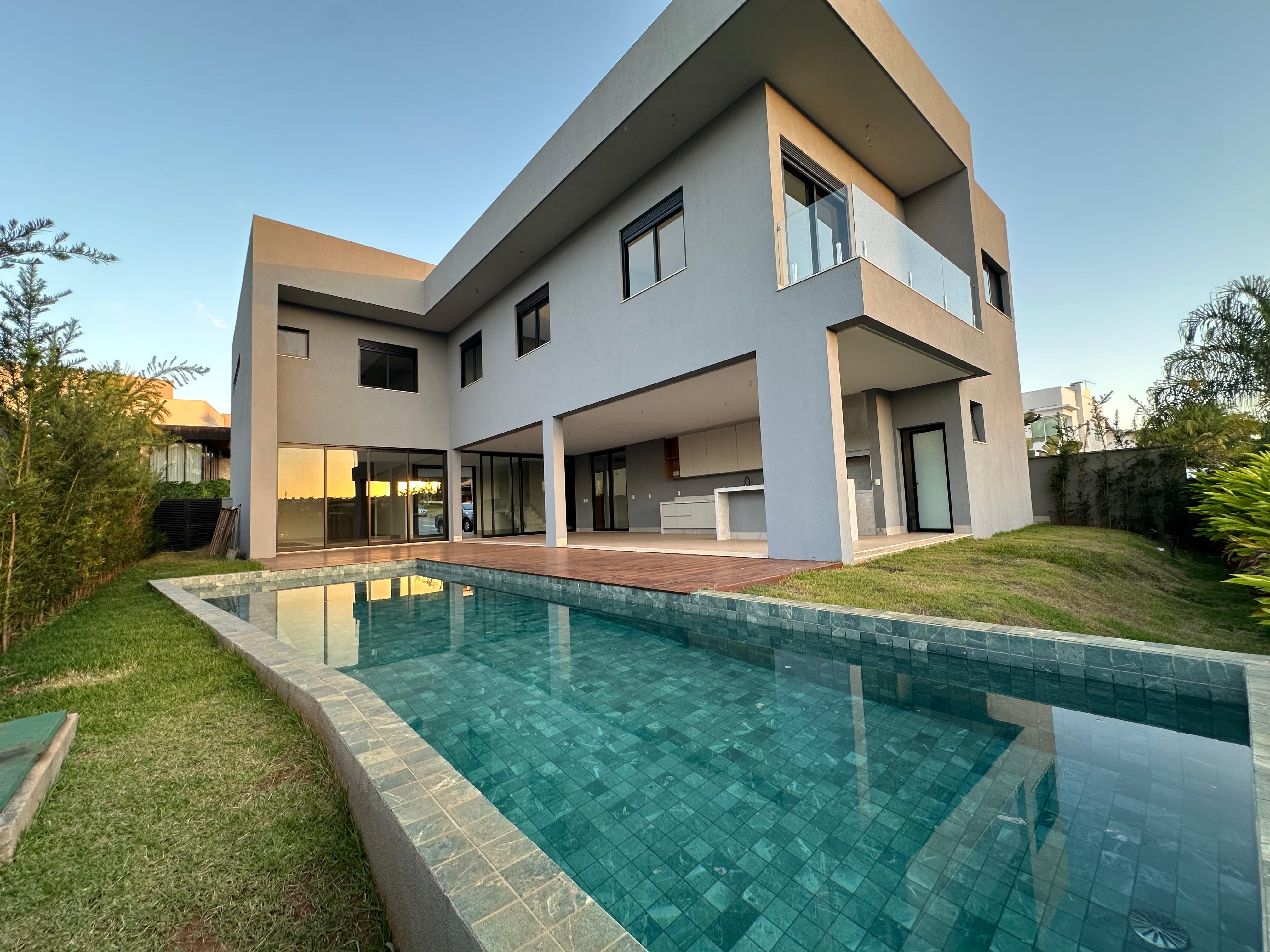 Casa à venda no Alphaville Flamboyant / 5 suítes / 4 vagas