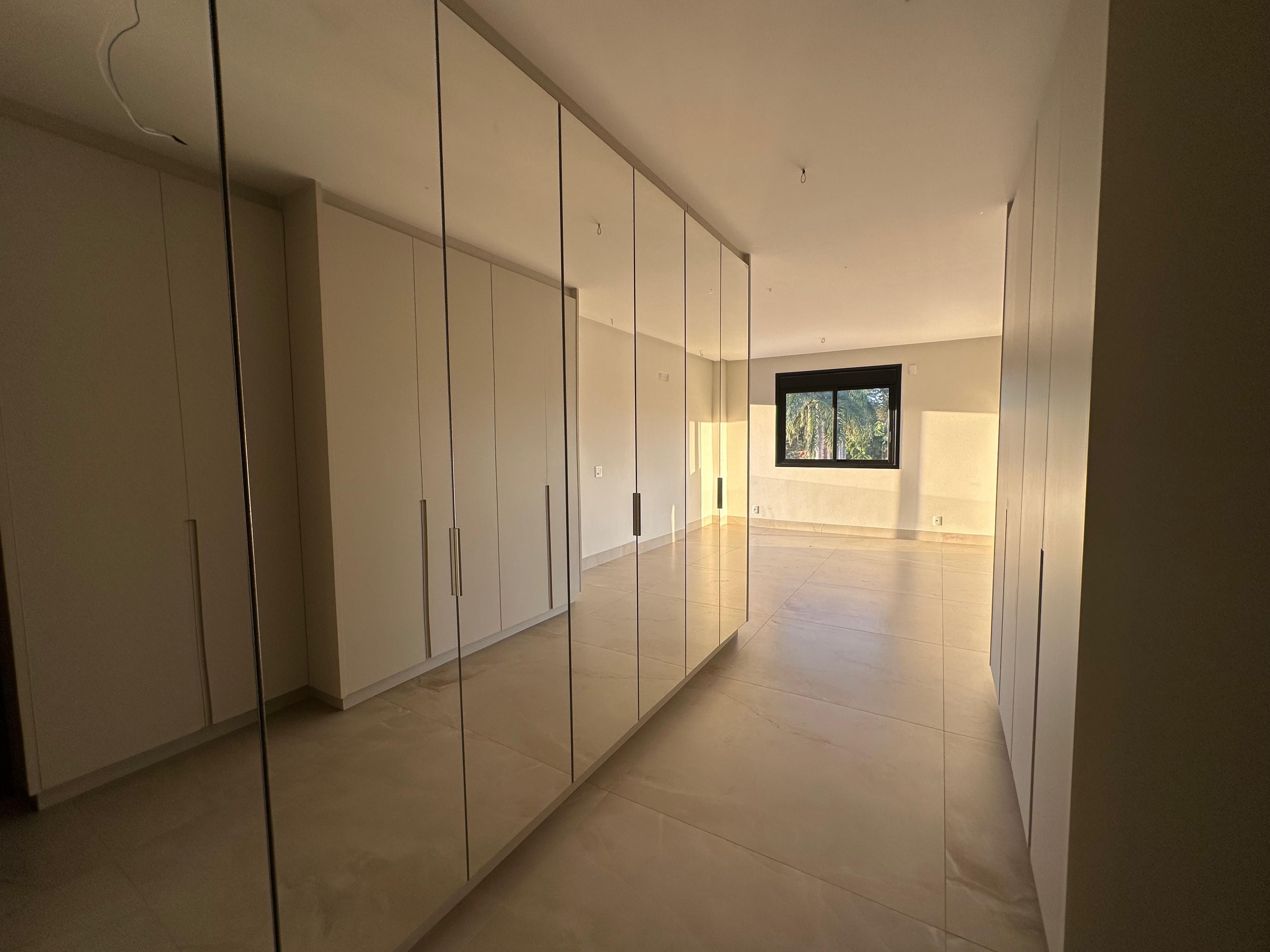 Casa à Venda no Alphaville / 5 suítes / 6 vagas