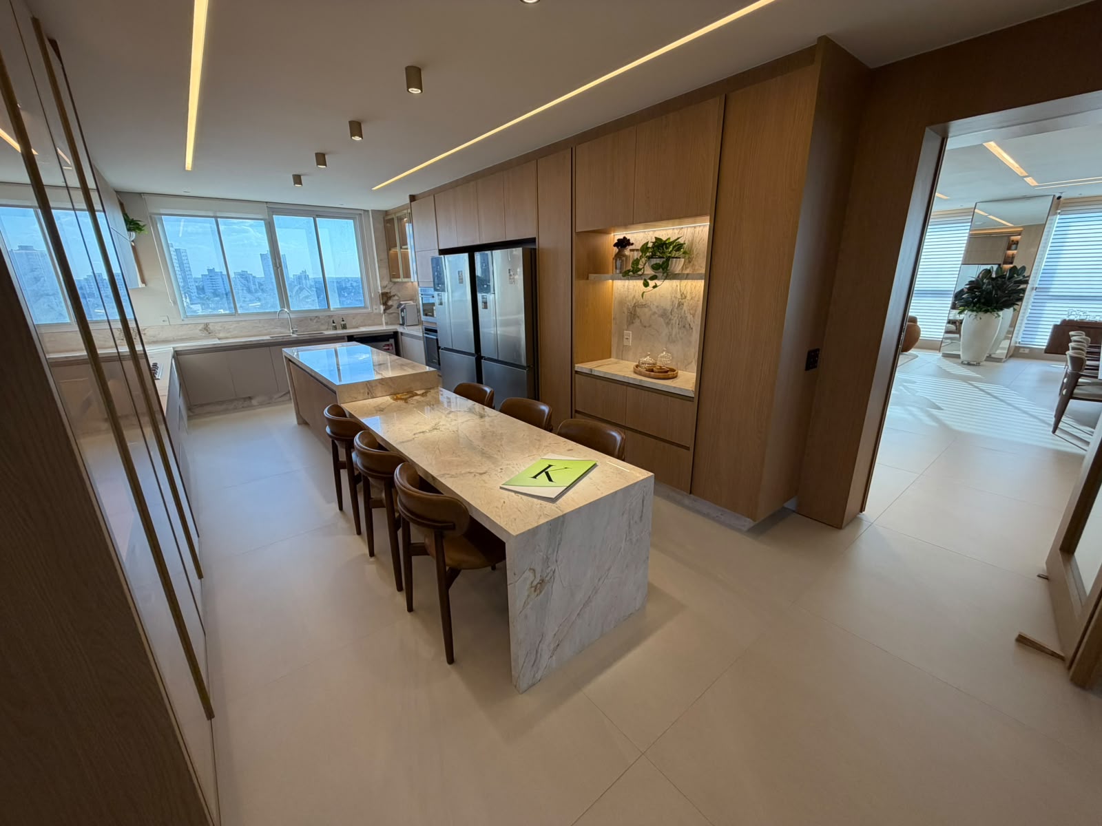 Apartamento à Venda no Kingdom Park Residence / 4 suítes / 4 vagas / Mobiliado / Setor Marista