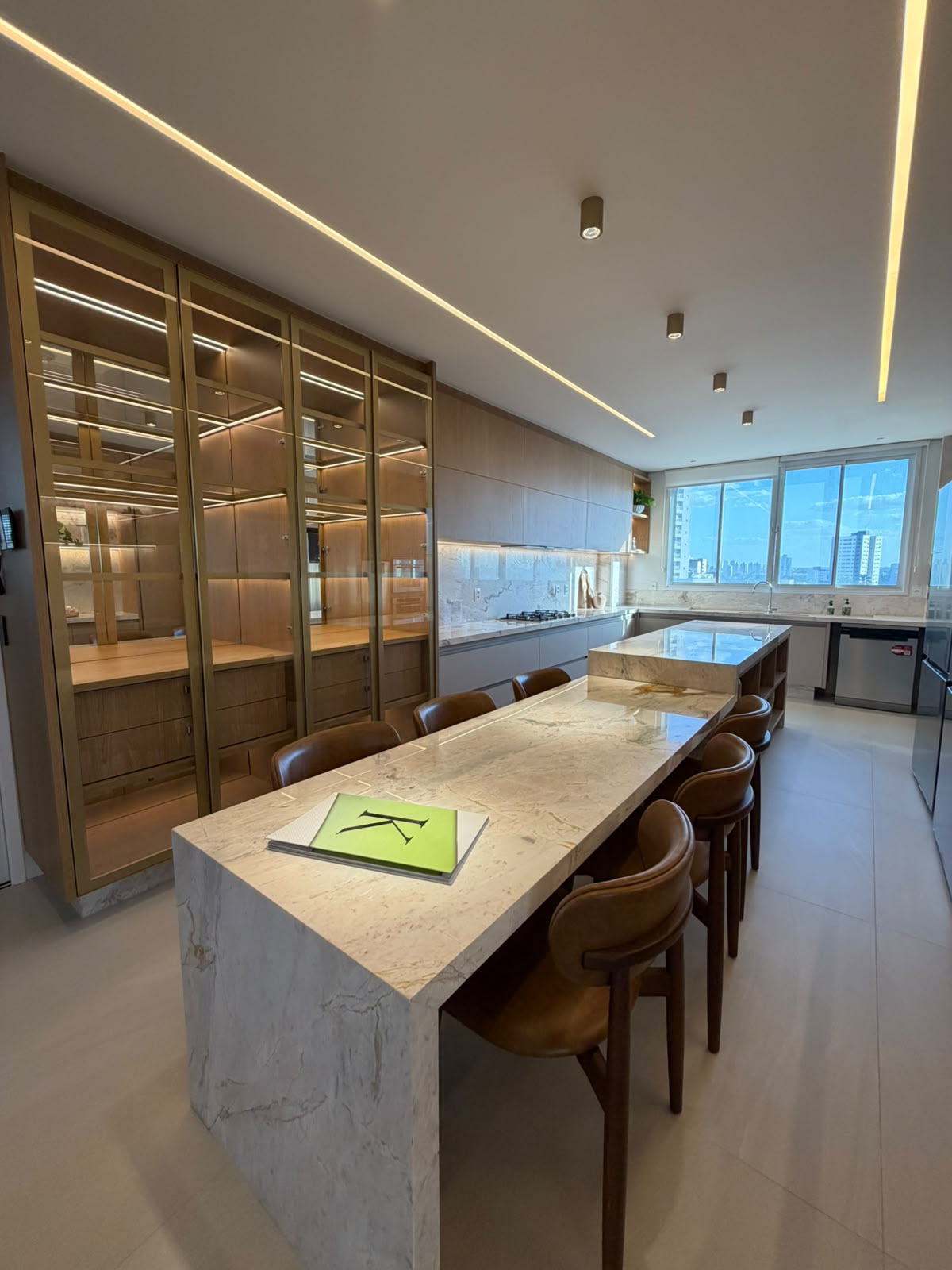 Apartamento à Venda no Kingdom Park Residence / 4 suítes / 4 vagas / Mobiliado / Setor Marista