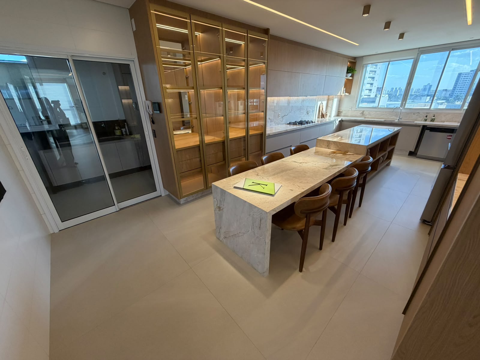 Apartamento à Venda no Kingdom Park Residence / 4 suítes / 4 vagas / Mobiliado / Setor Marista