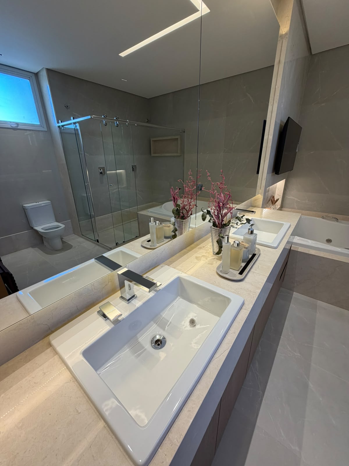 Apartamento à Venda no Kingdom Park Residence / 4 suítes / 4 vagas / Mobiliado / Setor Marista
