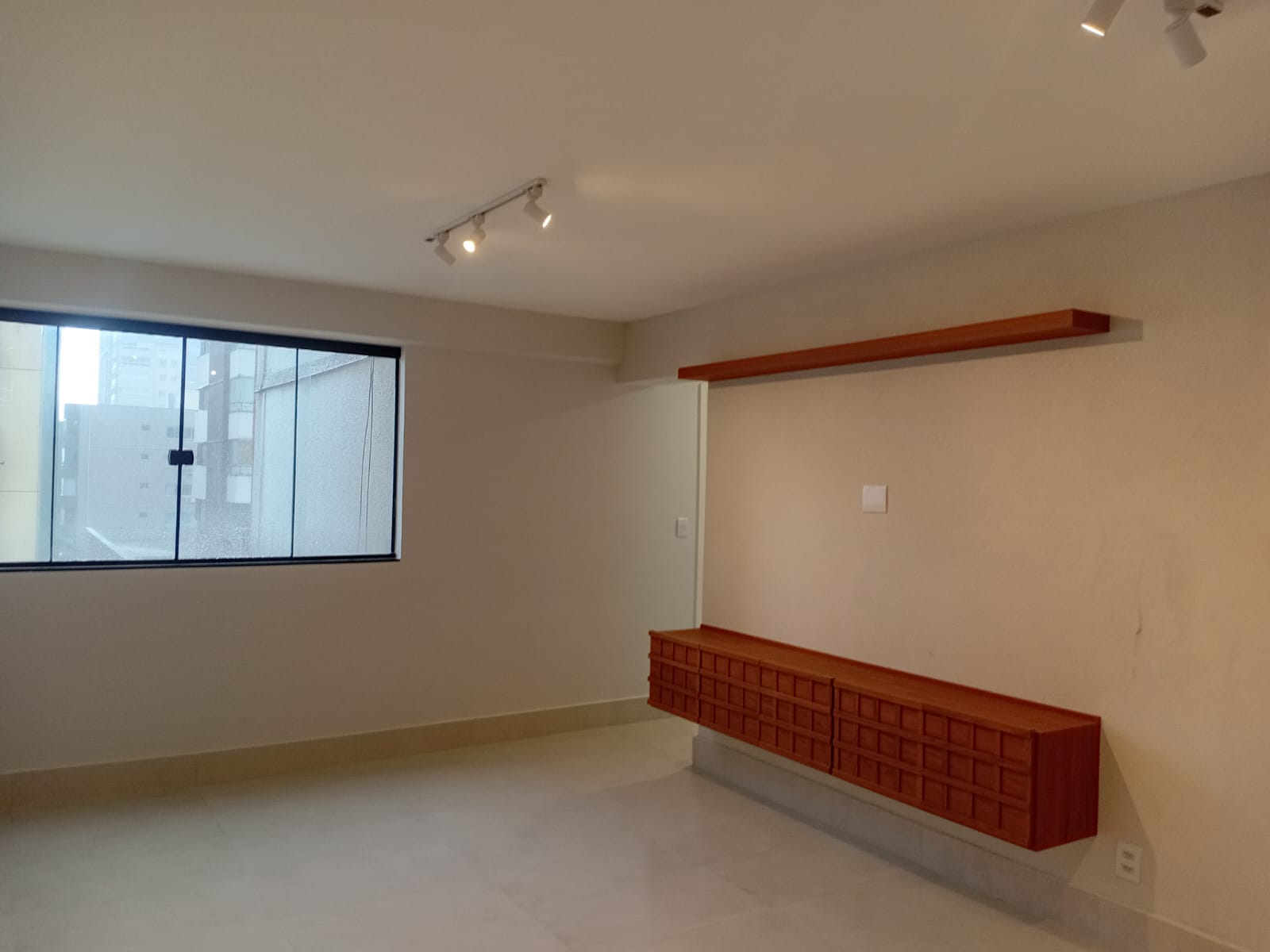Apartamento à Venda no Edifício Ivana / 2 suítes / 1 vaga / Setor Bueno