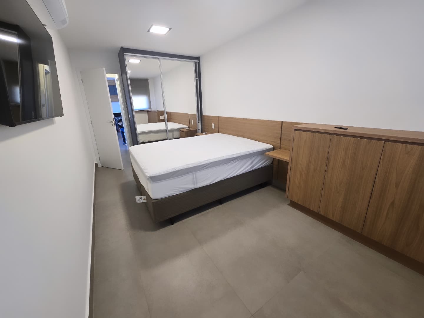 APARTAMENTO A VENDA 2 QUARTOS COM LAVABO / MOBILIADO / ANDAR ALTO / 2 VAGAS / PROXIMO A PRAÇA TAMANDARE