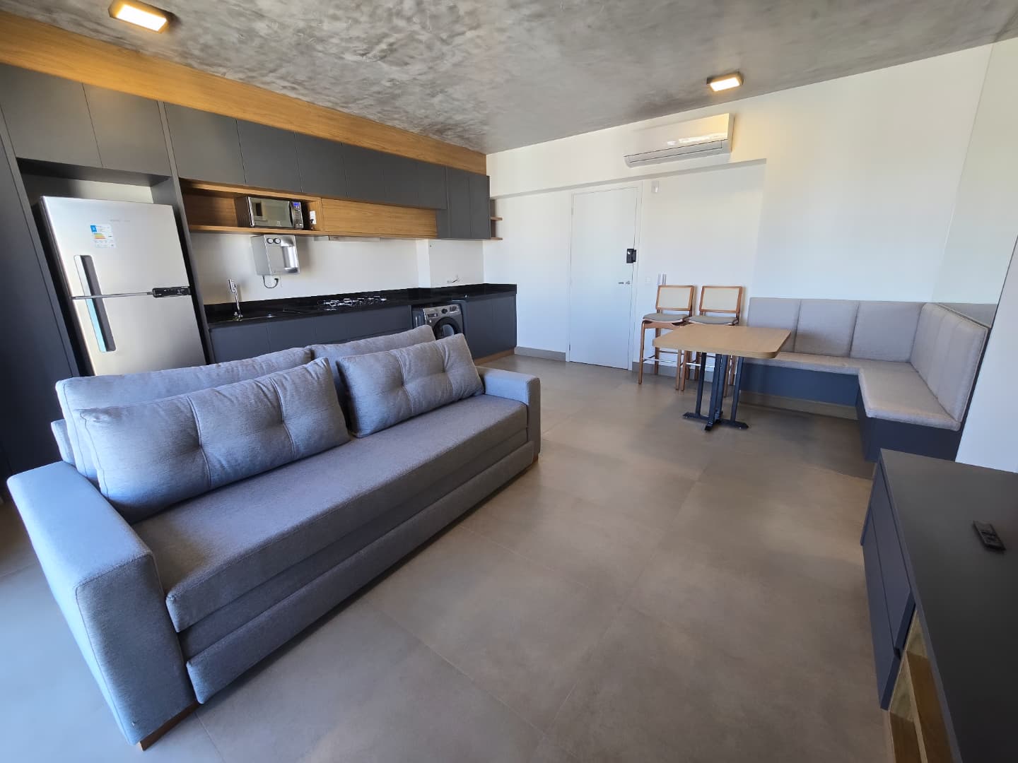 APARTAMENTO A VENDA 2 QUARTOS COM LAVABO / MOBILIADO / ANDAR ALTO / 2 VAGAS / PROXIMO A PRAÇA TAMANDARE