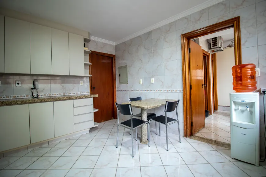 Apartamento a venda de 217m² com 4 quartos (3 suítes) / 2 vagas / lazer completo / Setor Bueno / Água inclusa no condomínio