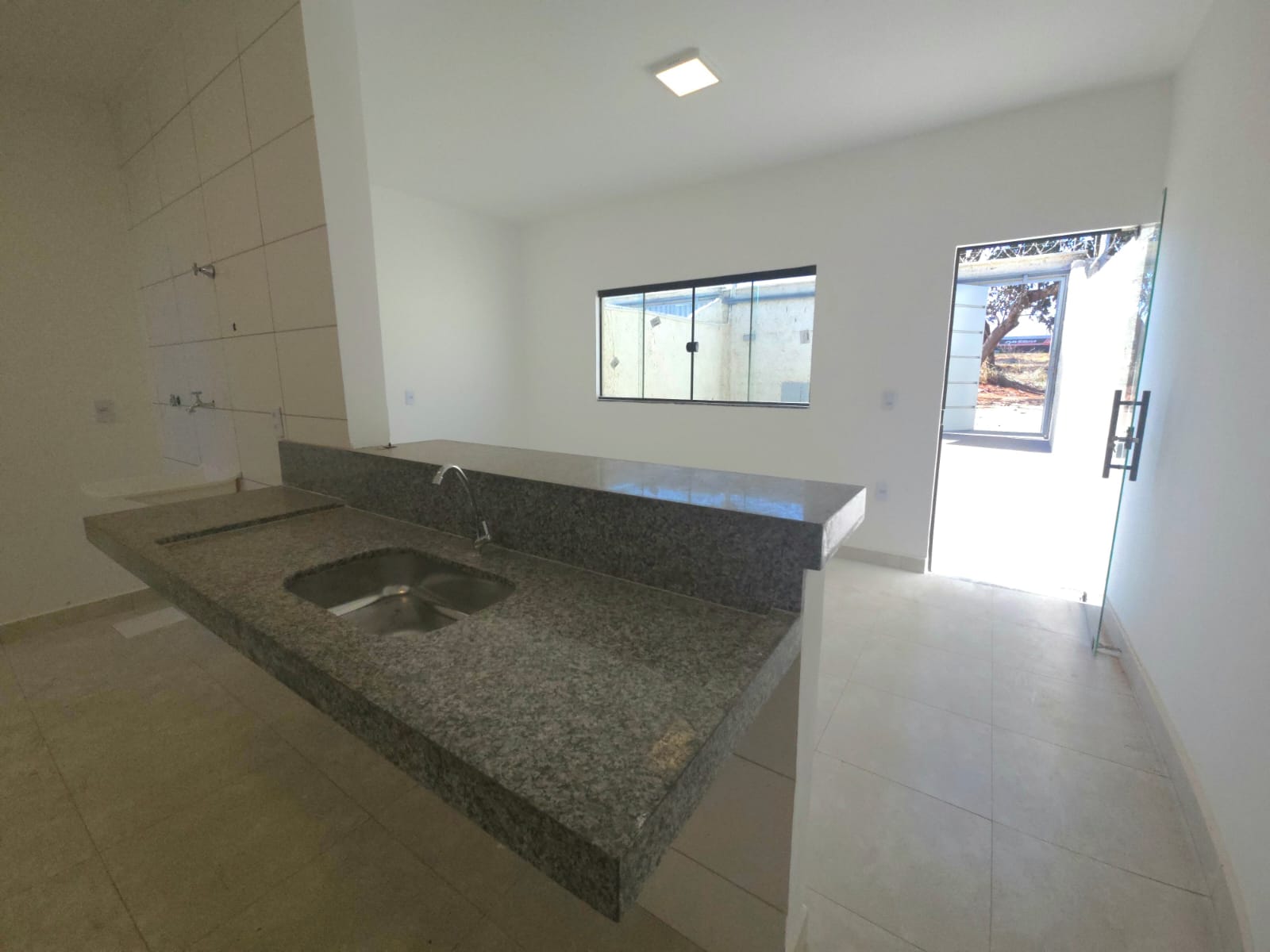Casa com 2 quartos a venda GO 040, proximo ao Madre Germana e terminal Maranata em Goiania