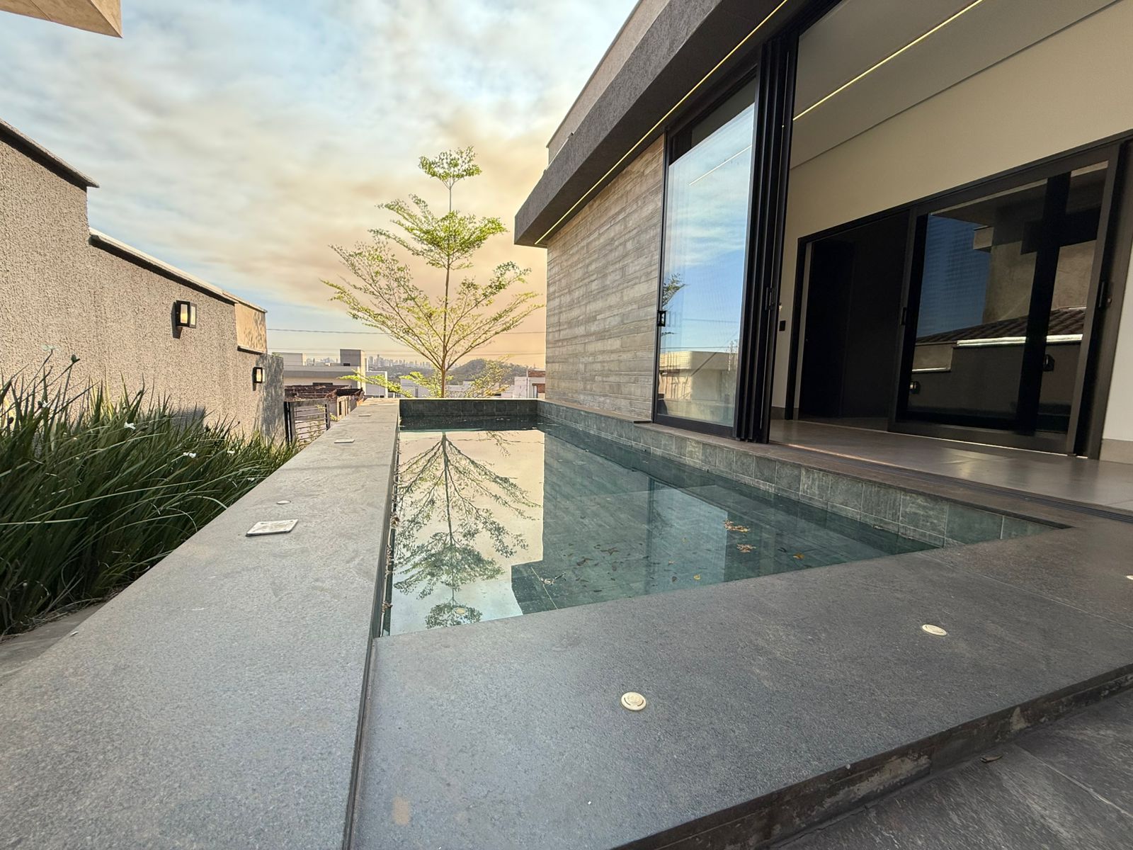 Casa térrea a venda / Jardins Barcelona / 190 m² e terreno de 300 m² /  3 suites / home theater / piscina aquecida com prainha / hidro / LED