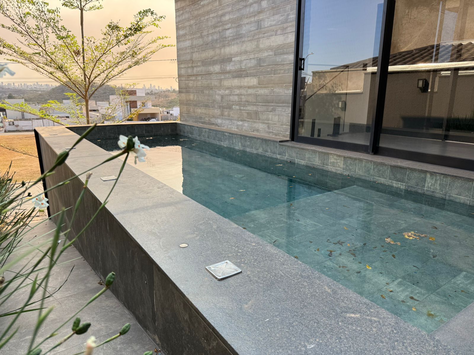 Casa térrea a venda / Jardins Barcelona / 190 m² e terreno de 300 m² / 3 suites / home theater / piscina aquecida com prainha / hidro / LED