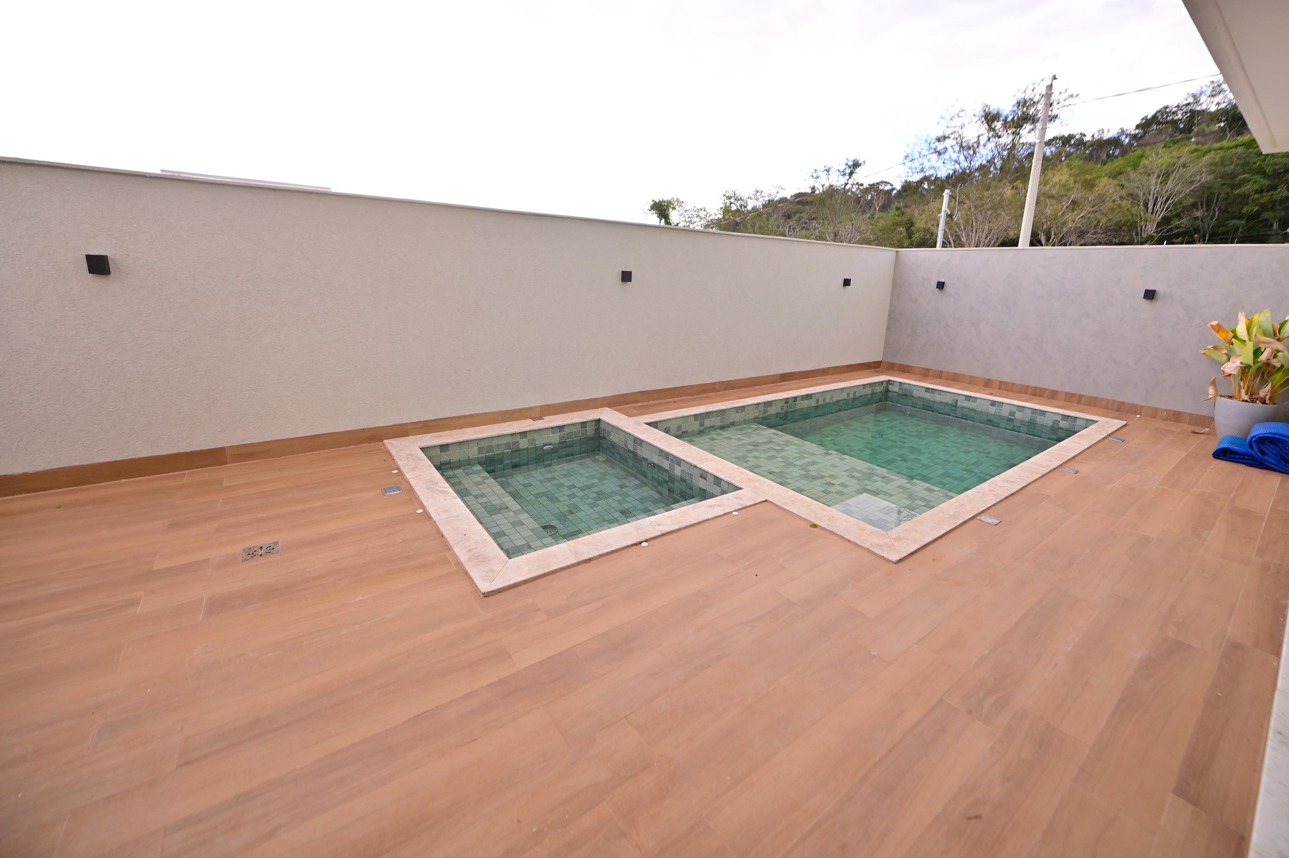 Sobrado para venda ou aluguel / Jardins Barcelona / Frente para a Mata / 3 suites / sala integrada / cozinha e banheiros com armários / piscina / novo